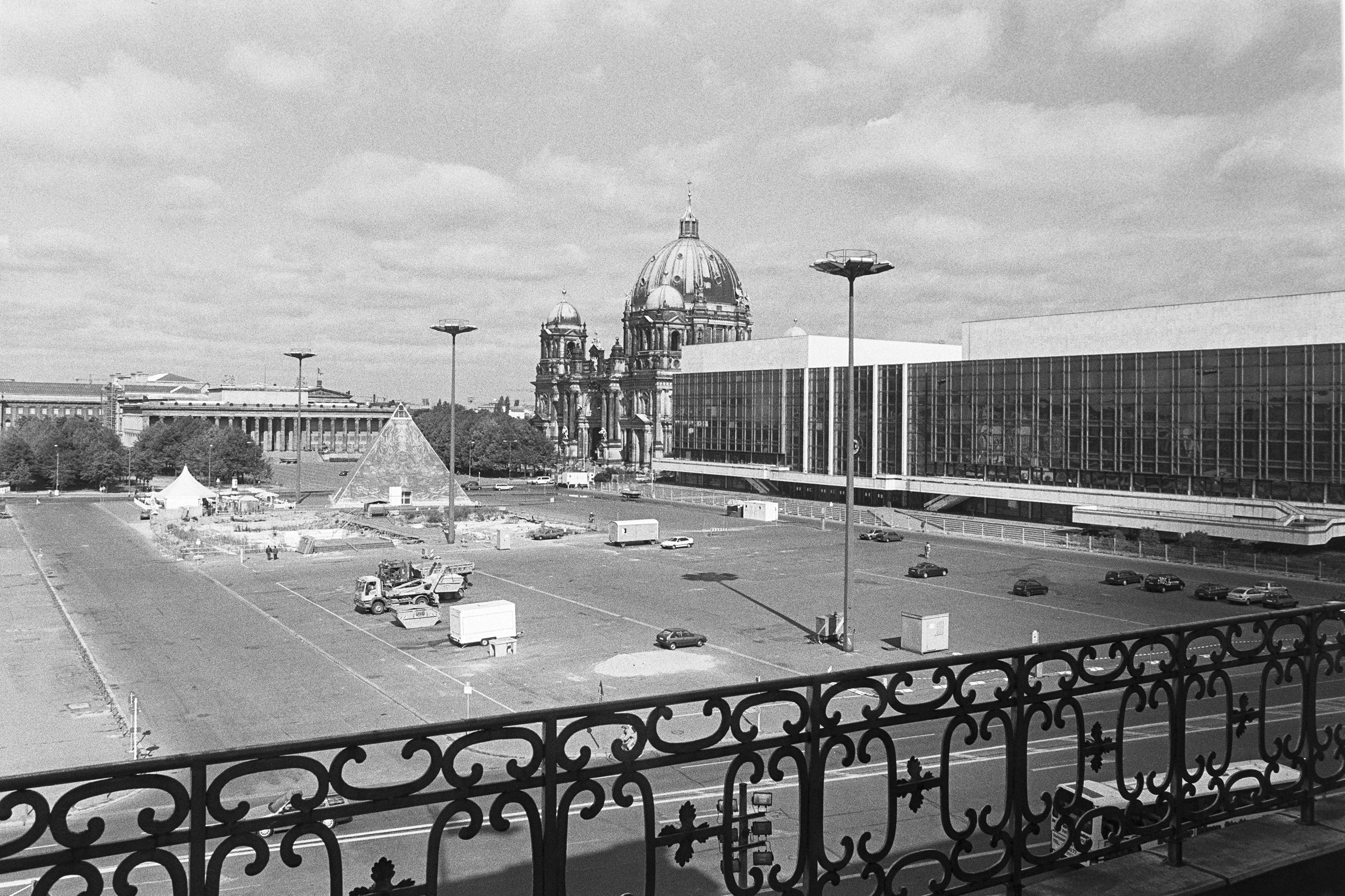 Schloss-Berlin-Palast-der-Republik-Vorplatz