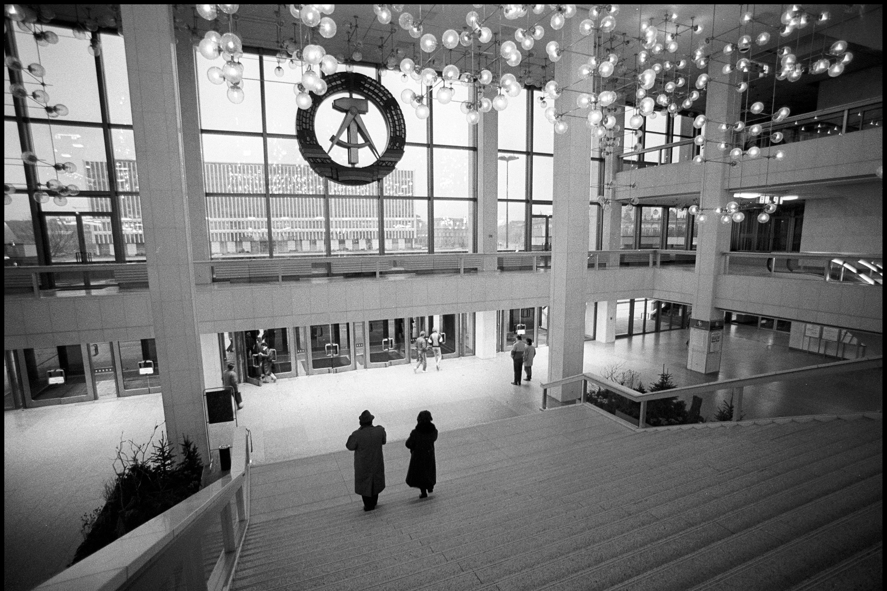 Schloss-Berlin-Palast-der-Republik-Vorplatz