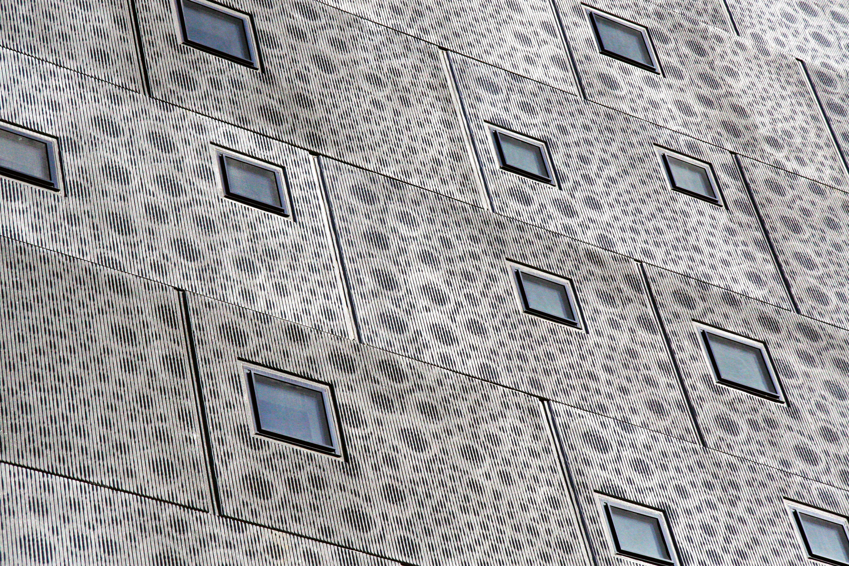 Eine neue Generation von Wohnhochhäusern zeichnet ein entspannter Umgang mit Motiven der Moderne aus, wie seriellen Fenstern oder sogar Plattenbauweise (Ostfassade des Sozialwohnungskomplexes Sugar Hill, New York; Adjaye Associates).