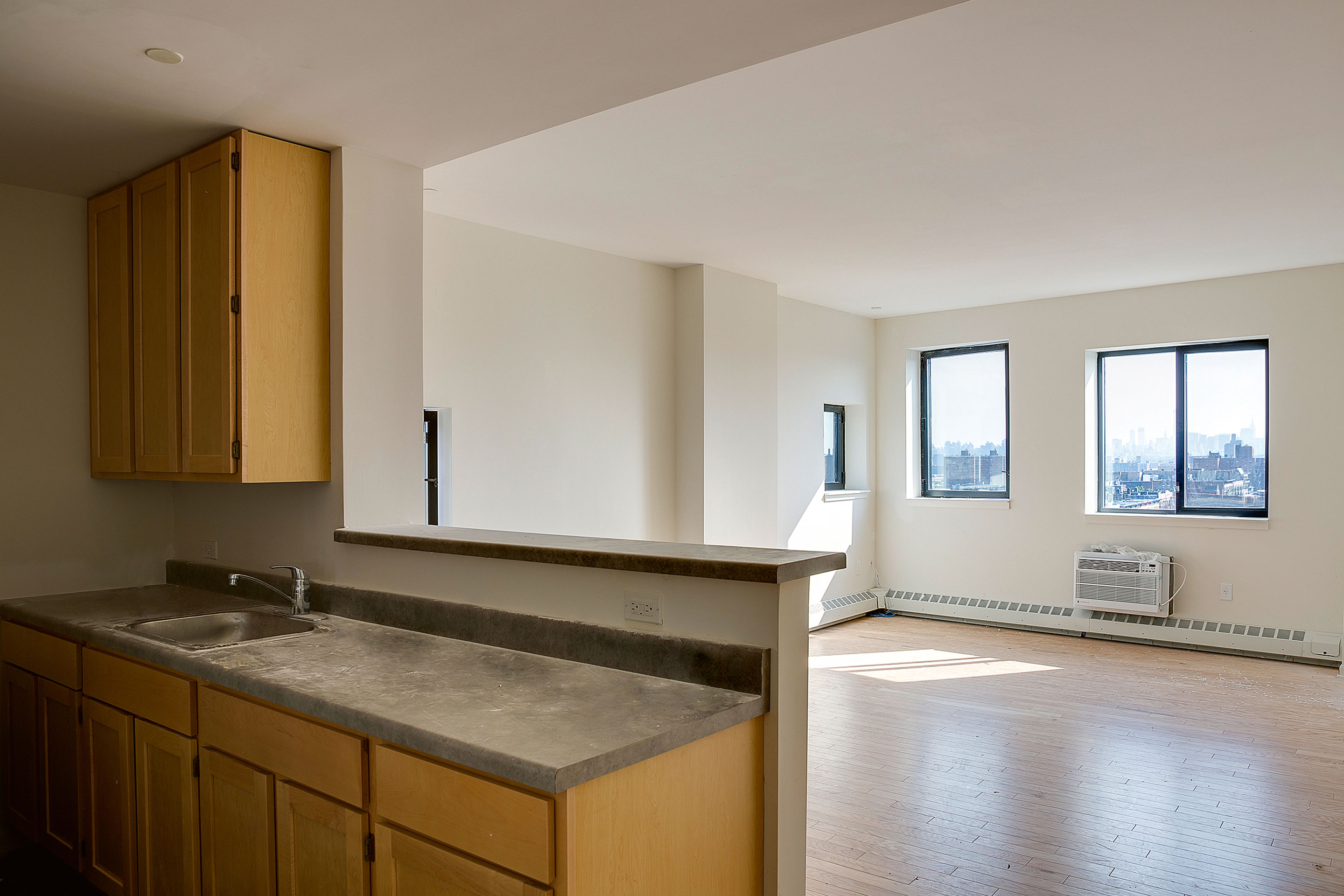 Jenseits der schwarzen Fassade präsentiert sich der Bau konventioneller, zugleich aber auch intimer. Das Innere  der Wohnungen wurde nicht vom Büro Adjaye Associates  ent­worfen und bleibt augenscheinlich hinter der Qualität des Äusseren und der öffentlichen sowie gemeinschaftlich genutzten Innenräume zurück.