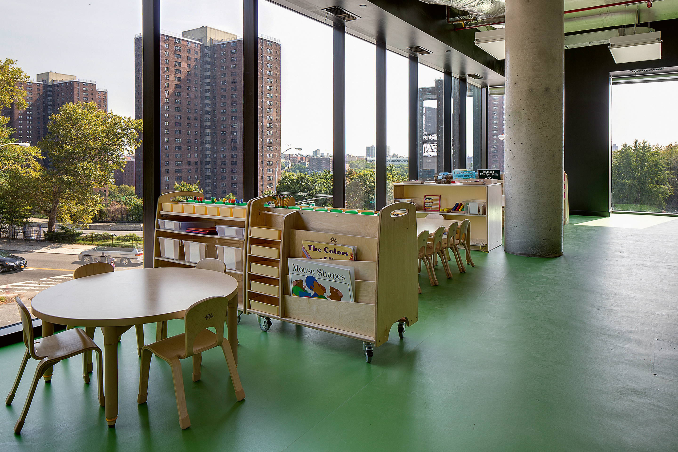 Zum Sozialwohnungskomplex gehört auch eine Vorschule. Die Präsenz der Kinder sorgt für unerwartete Kontraste  der Massstäbe – und eine niedrigere Kriminalitätsrate.