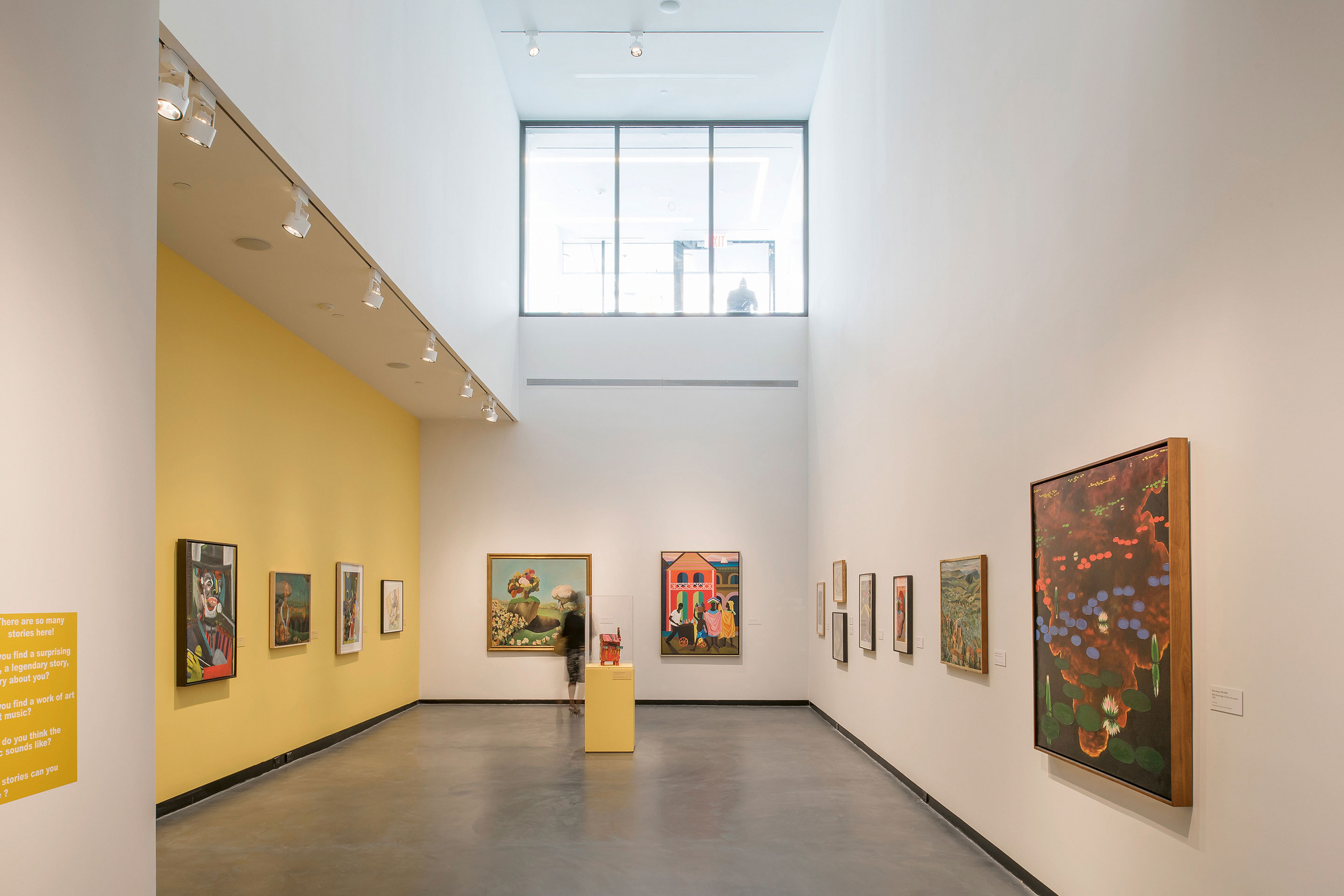 Jenseits der schwarzen Fassade präsentiert sich der Bau konventioneller, zugleich aber auch intimer. Das Innere  der Wohnungen wurde nicht vom Büro Adjaye Associates  ent­worfen und bleibt augenscheinlich hinter der Qualität des Äusseren und der öffentlichen sowie gemeinschaftlich genutzten Innenräume zurück.