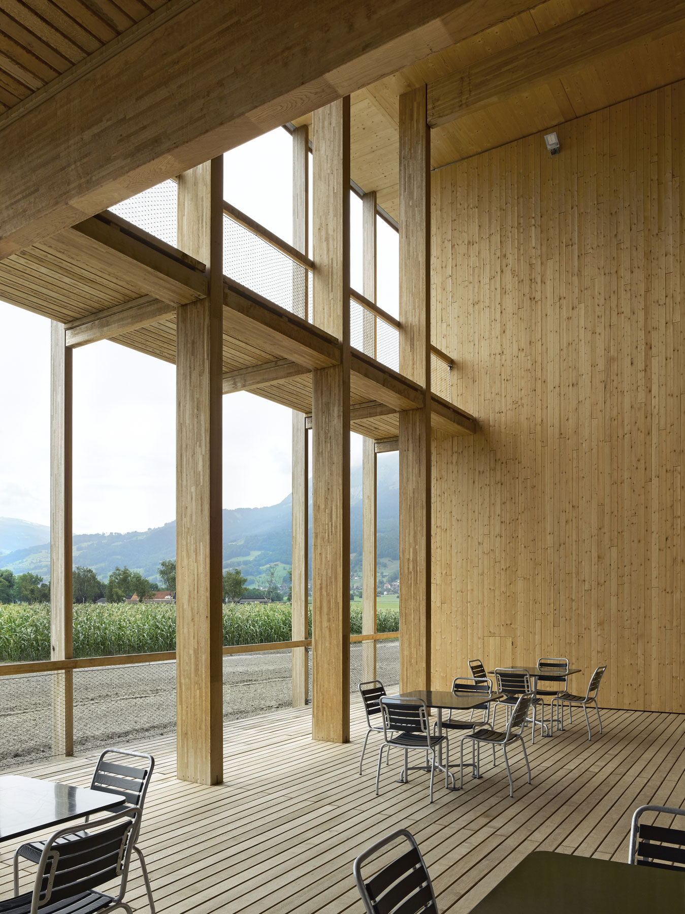 Die reduzierte Architektur zeichnet sich durch kluge Funktionalität sowie durch genaue Details und hohe Räume aus.