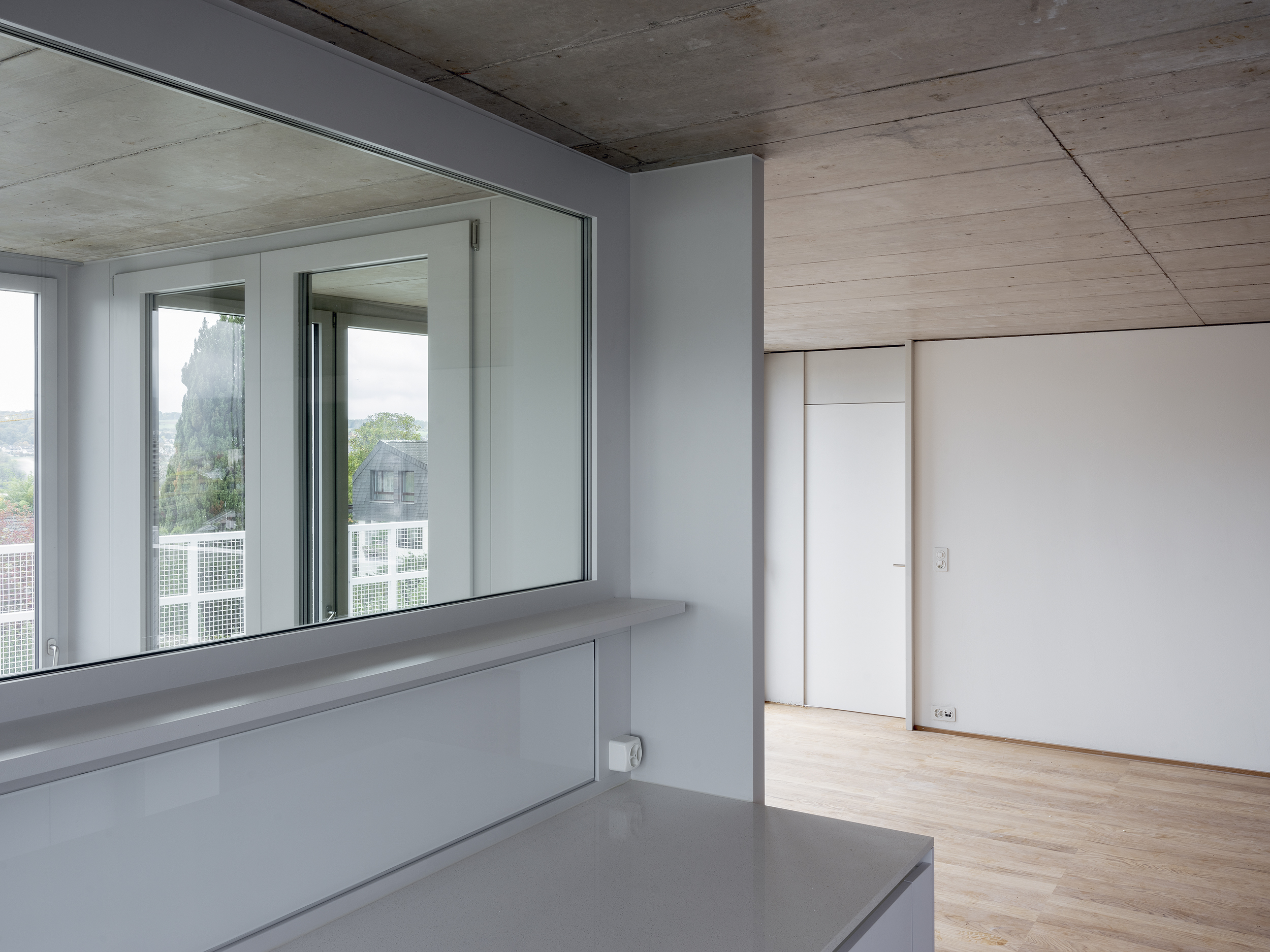 La cuisine communique avec le jardin d’hiver, une surface intérieure non chauffée, par un passe-plat constitué d’une vitre très lourde pivotant vers le bas jusqu’à l’horizontale.