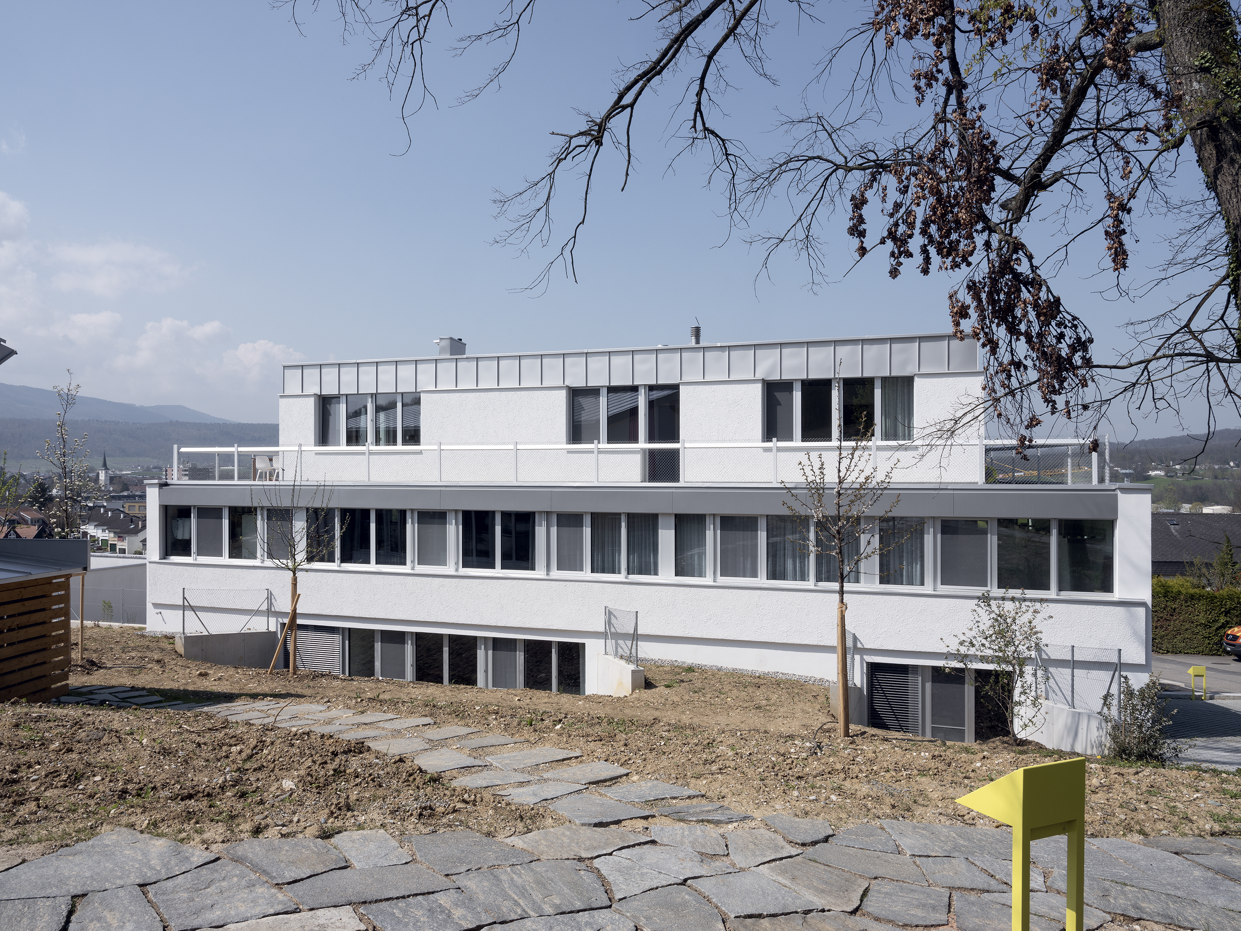 Vue de la façade côté Hüttli s’étirant horizontalement le long du versant