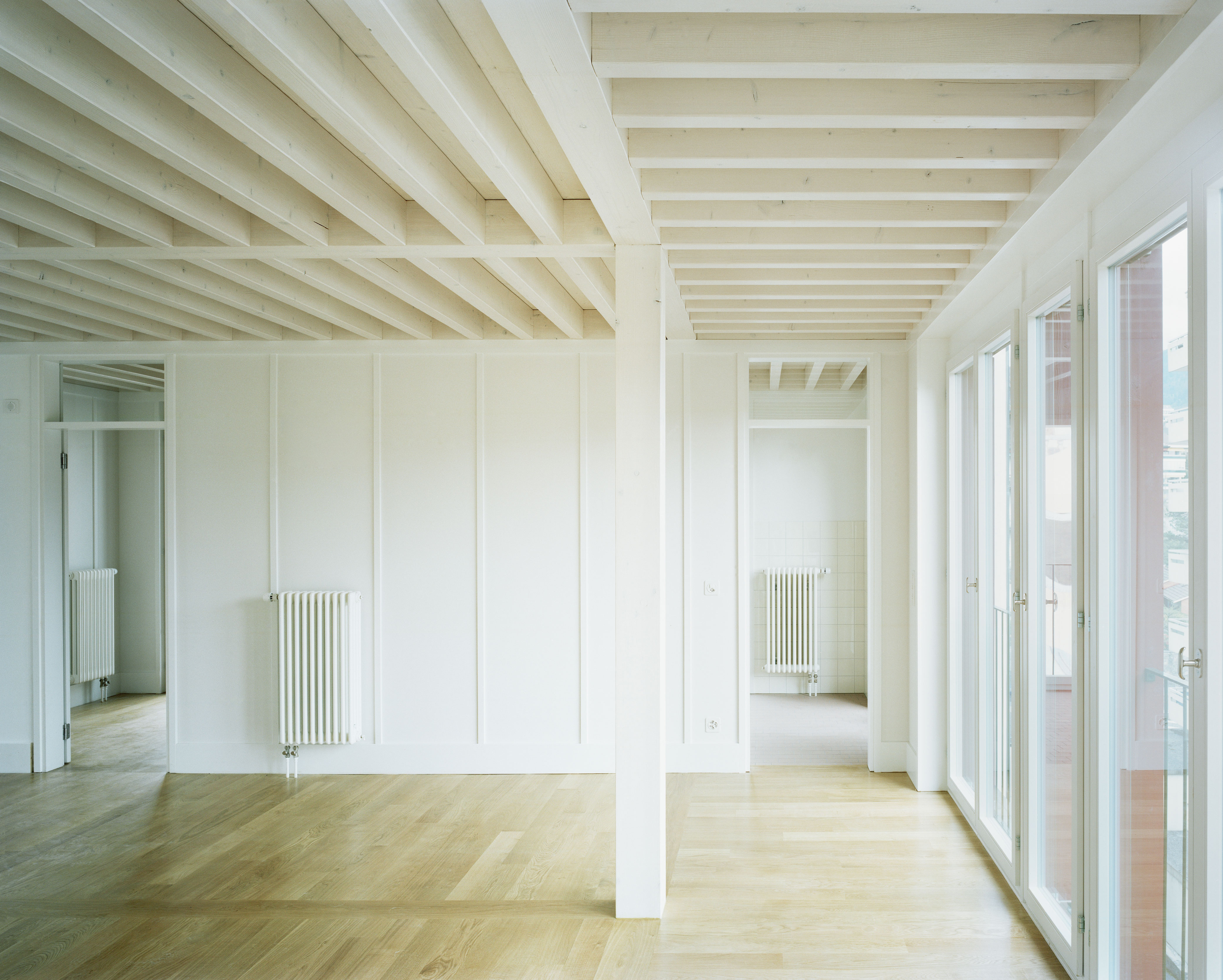 Die Strategie ist exemplarisch, sie stärkt die Vorteile des Holzbaus für diese allgegenwärtige Aufgabe, für die der Baustoff Holz prädestiniert ist.