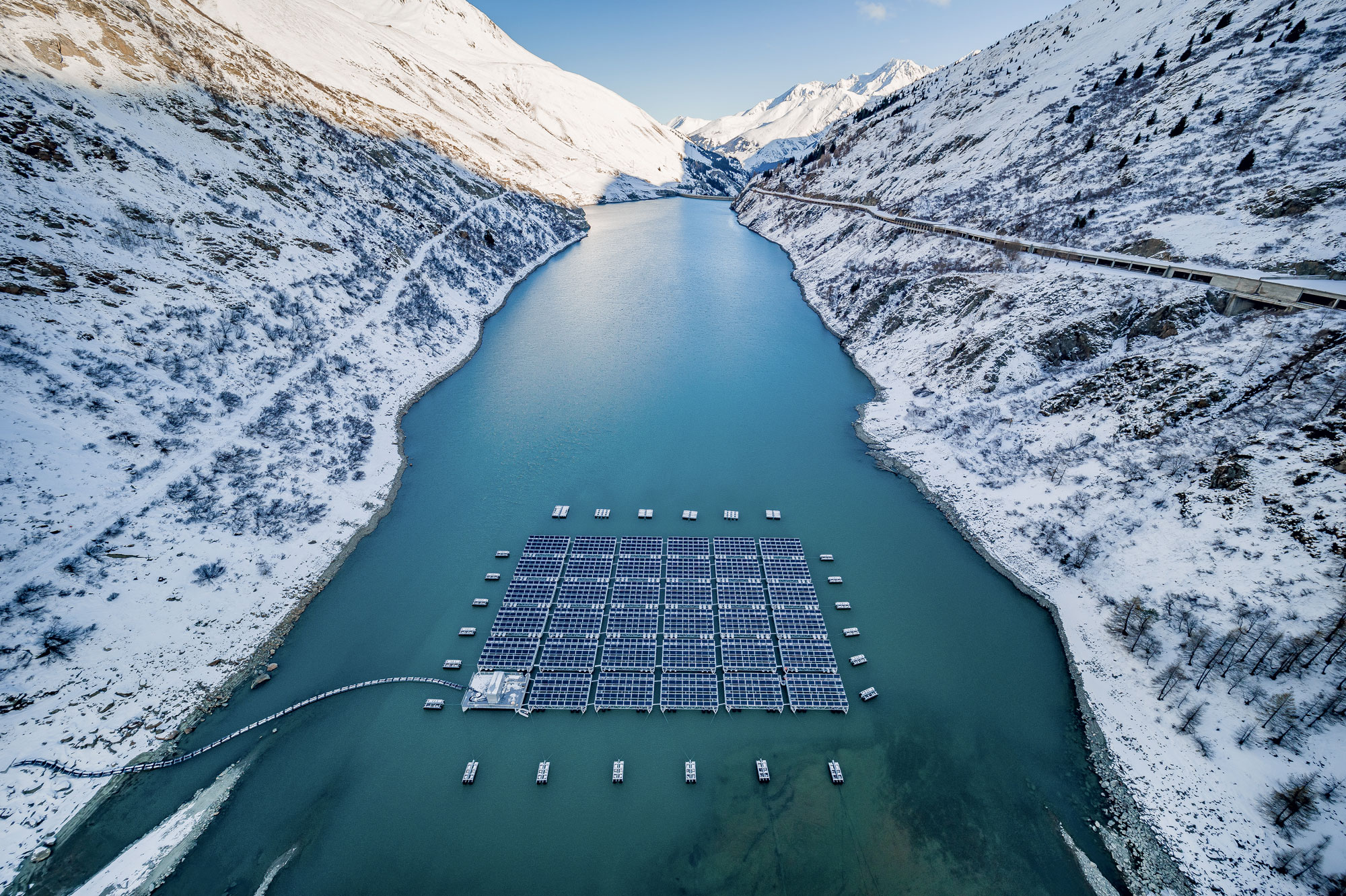 Parc solaire flottant du lac des Toules (VS). À 1800 m d’altitude, 2240 m2 de panneaux solaires bifaciaux installés sur 36 flotteurs produisent 0,8 GWh/an.