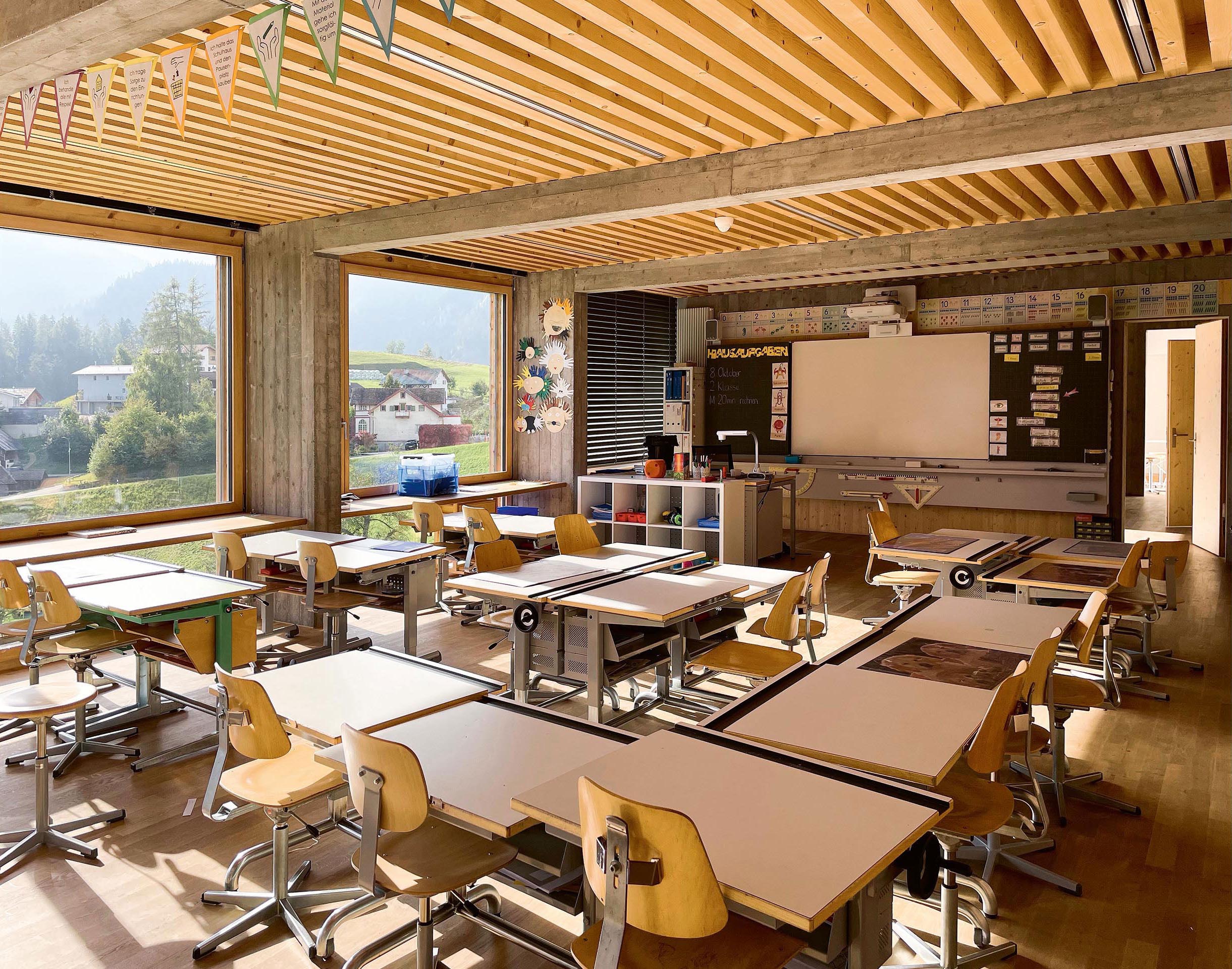 Noch vor den Schülern ist die Sonne in den Klassenzimmern des Schulhauses Masein. Der Bau entstand 2018, seine Bauweise unterscheidet sich aber erstaunlich wenig von derjenigen der Bauten der 1990er-Jahre.