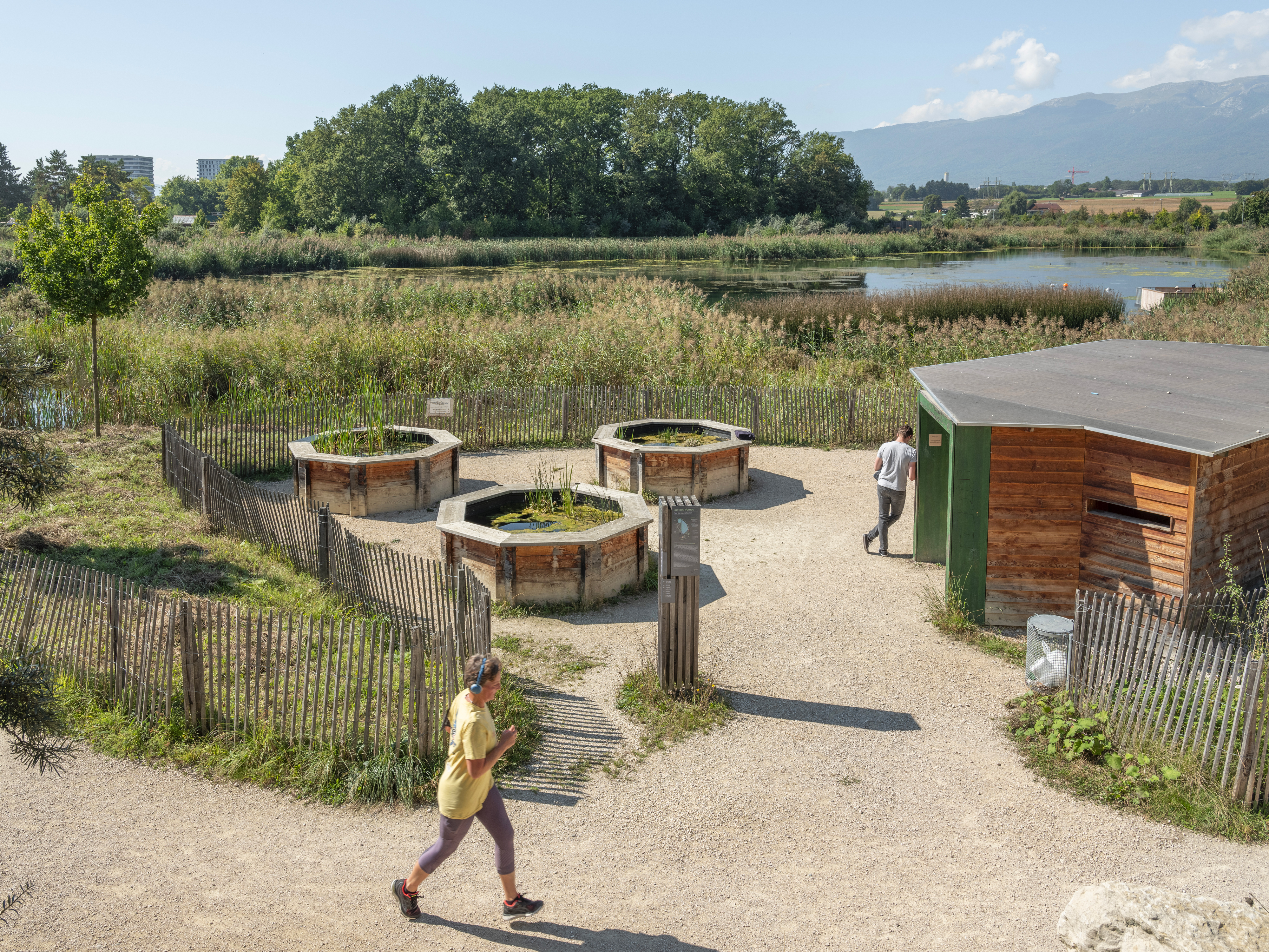 Le Lac des Vernes contribue à la gestion des eaux dans la commune, constitue un biotope favorisant la diversité des espèces et offre un espace de détente apprécié.
