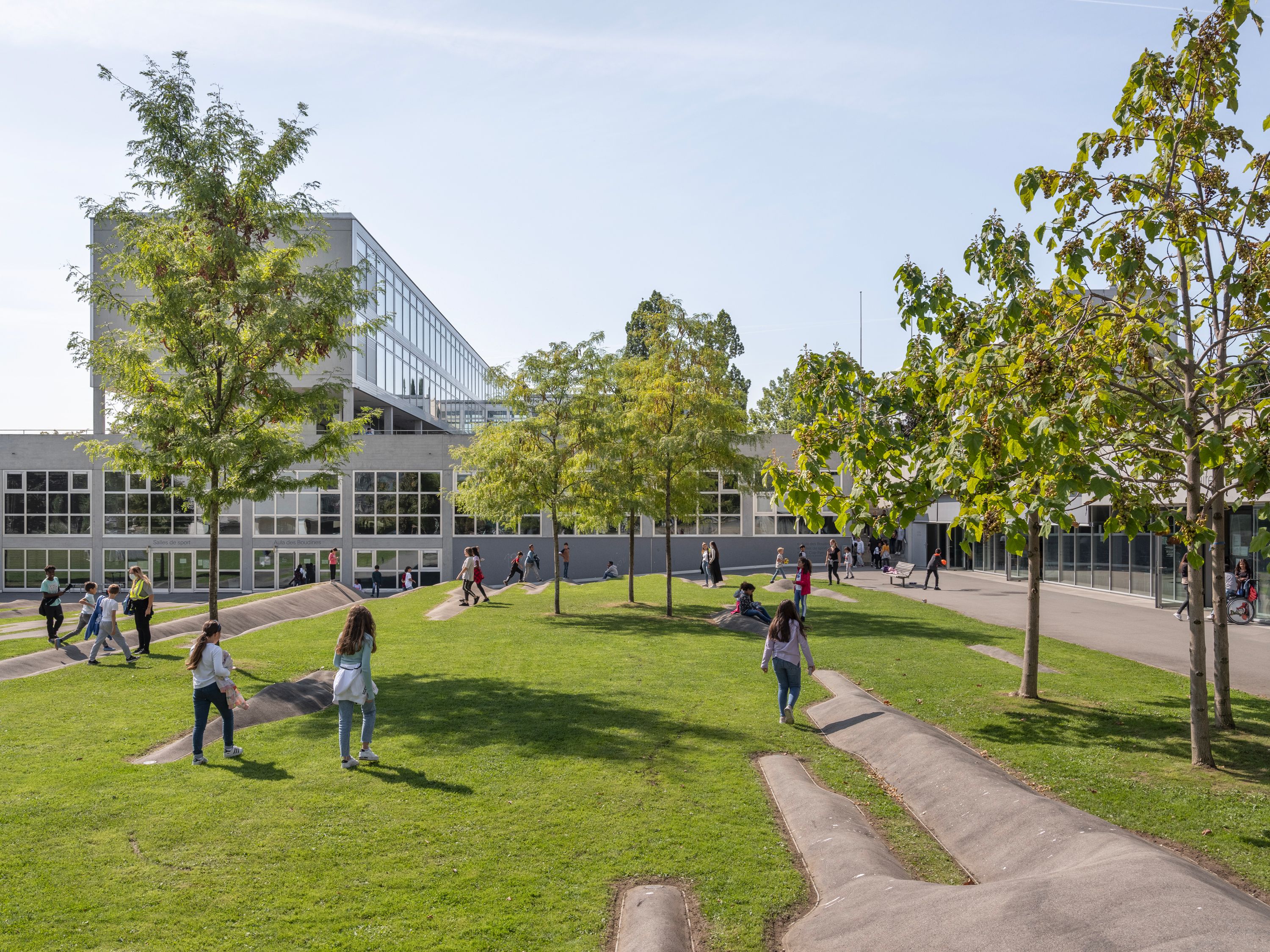 Le Fonds d'art contemporain de Meyrin favorise l'émergence de nombreux projets artistiques dans l'espace public. L'enfance du pli est emblématique à cet égard. La commune mise sur une offre culturelle riche et indépendante, qui participe à l'identification avec la localité et encourage les échanges.