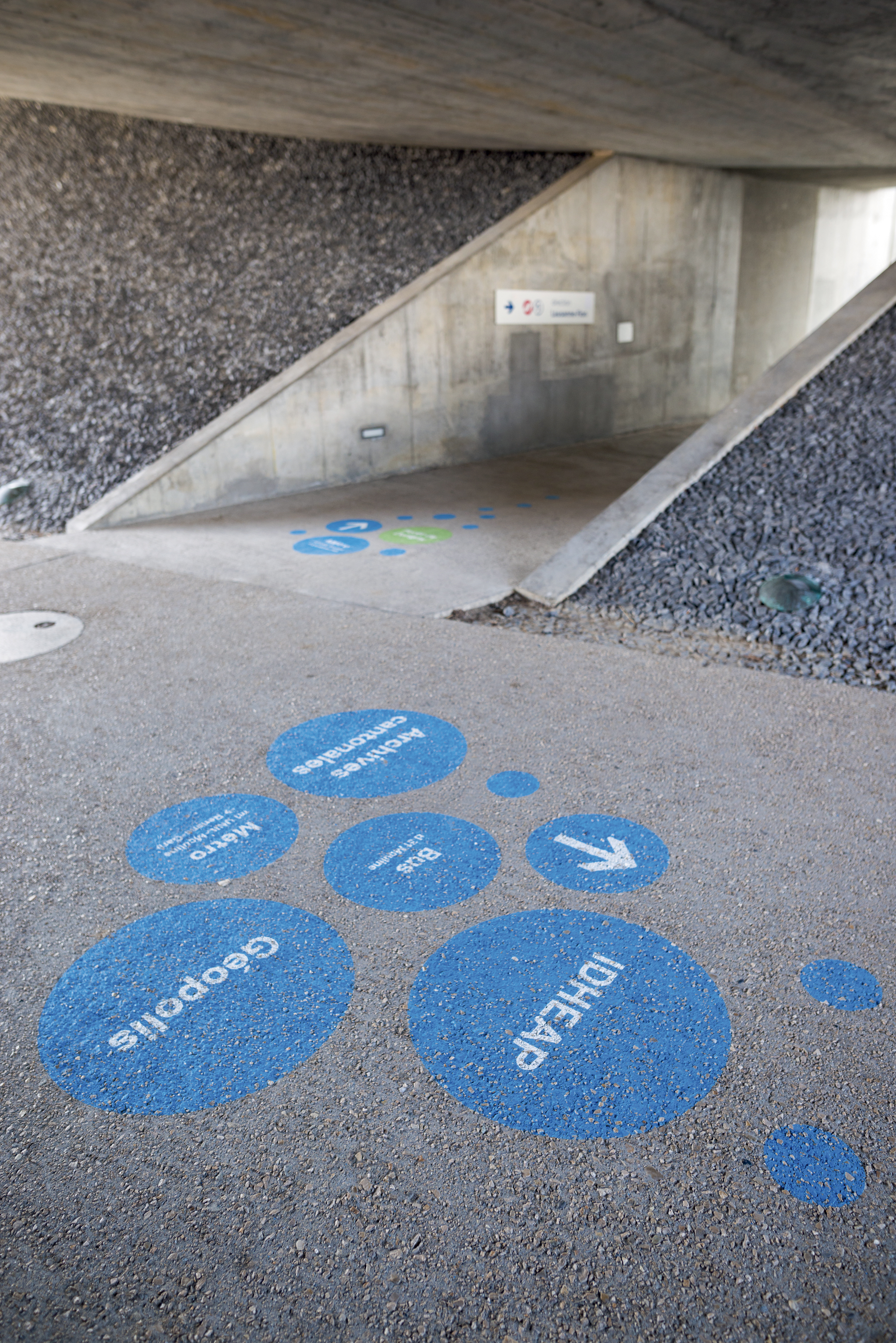 Afin de favoriser la mobilité douce sur son campus de Dorigny, l’UNIL a développé une signalétique facilitant les déplacements entre les 35 bâtiments qui le compose.