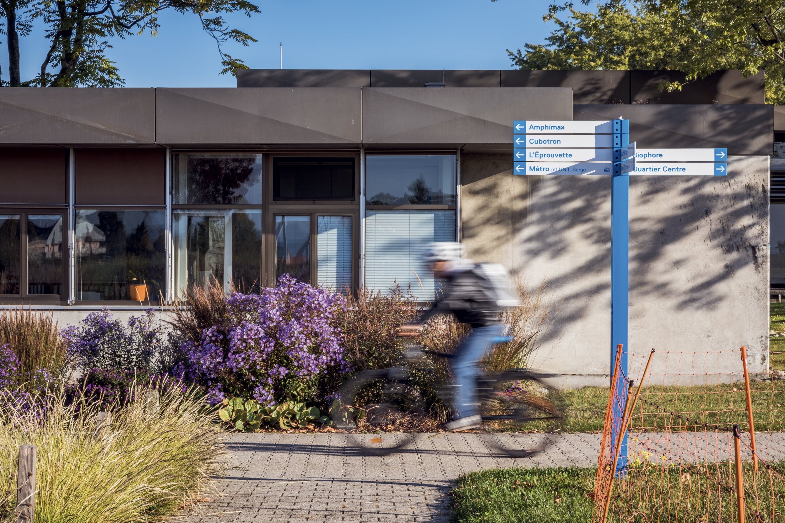 Afin de favoriser la mobilité douce sur son campus de Dorigny, l’UNIL a développé une signalétique facilitant les déplacements entre les 35 bâtiments qui le compose.