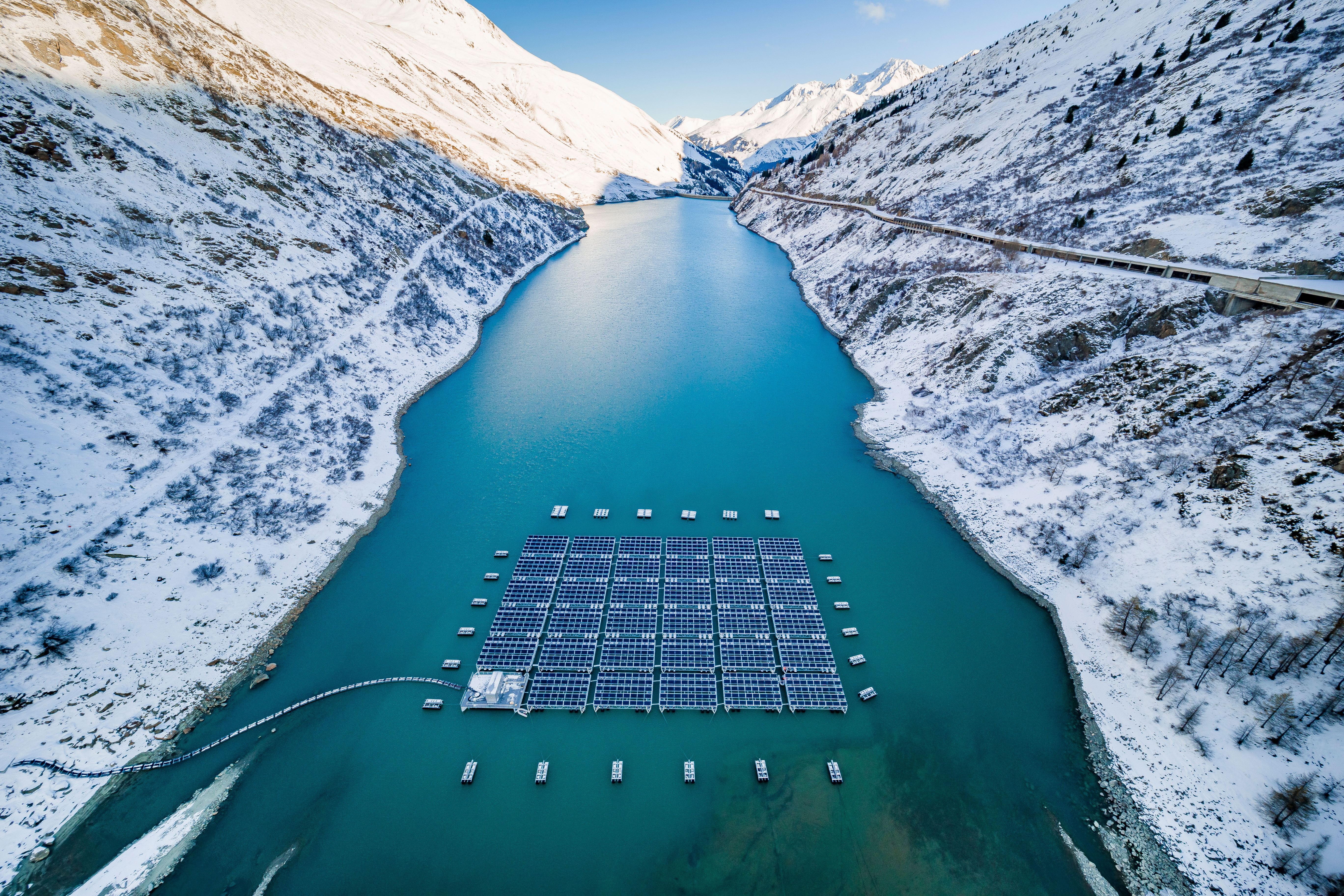 Die Pilotanlage auf dem Lac des Toules im Wallis liefert auch im Winter viel Solarstrom.