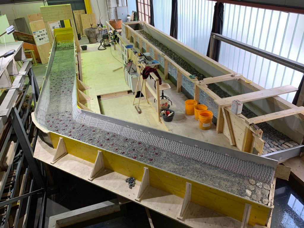 Vista dall'alto della canaletta per gli esperimenti sulle rampe della Tresa.