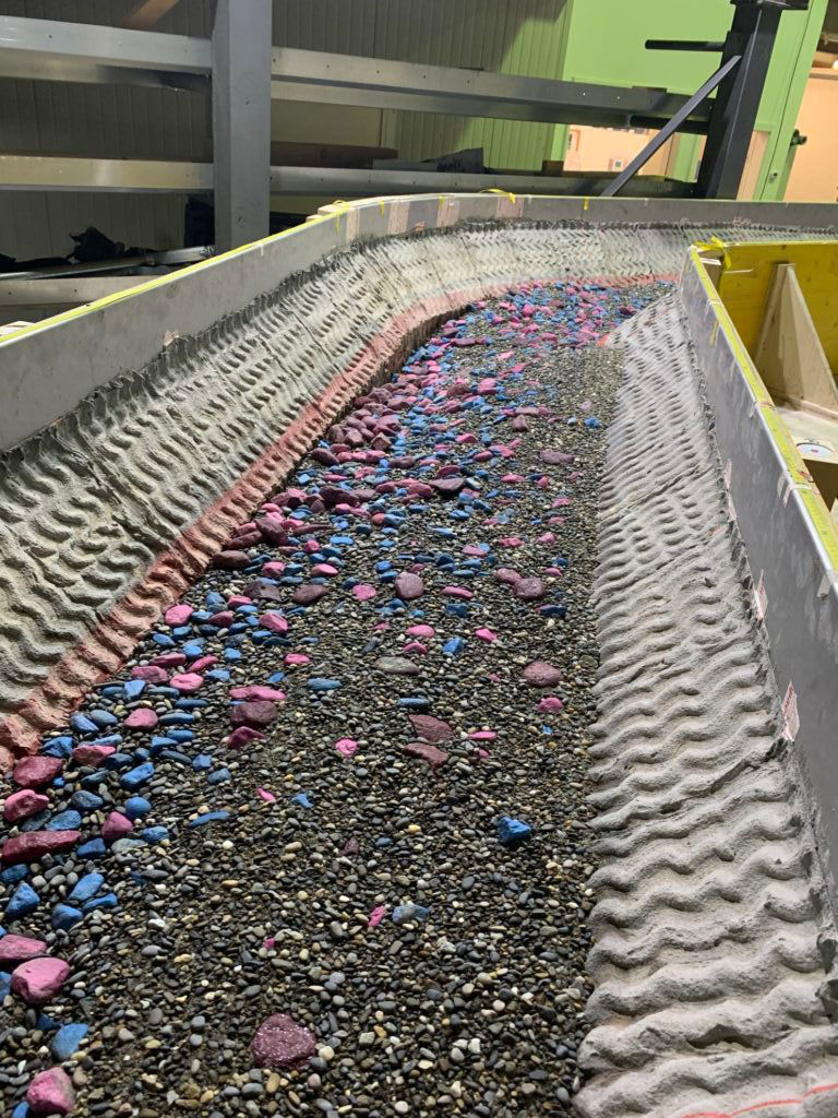 Erosione in esterno curva e depositi a valle della curva dopo una piena centenaria (vista da valle).