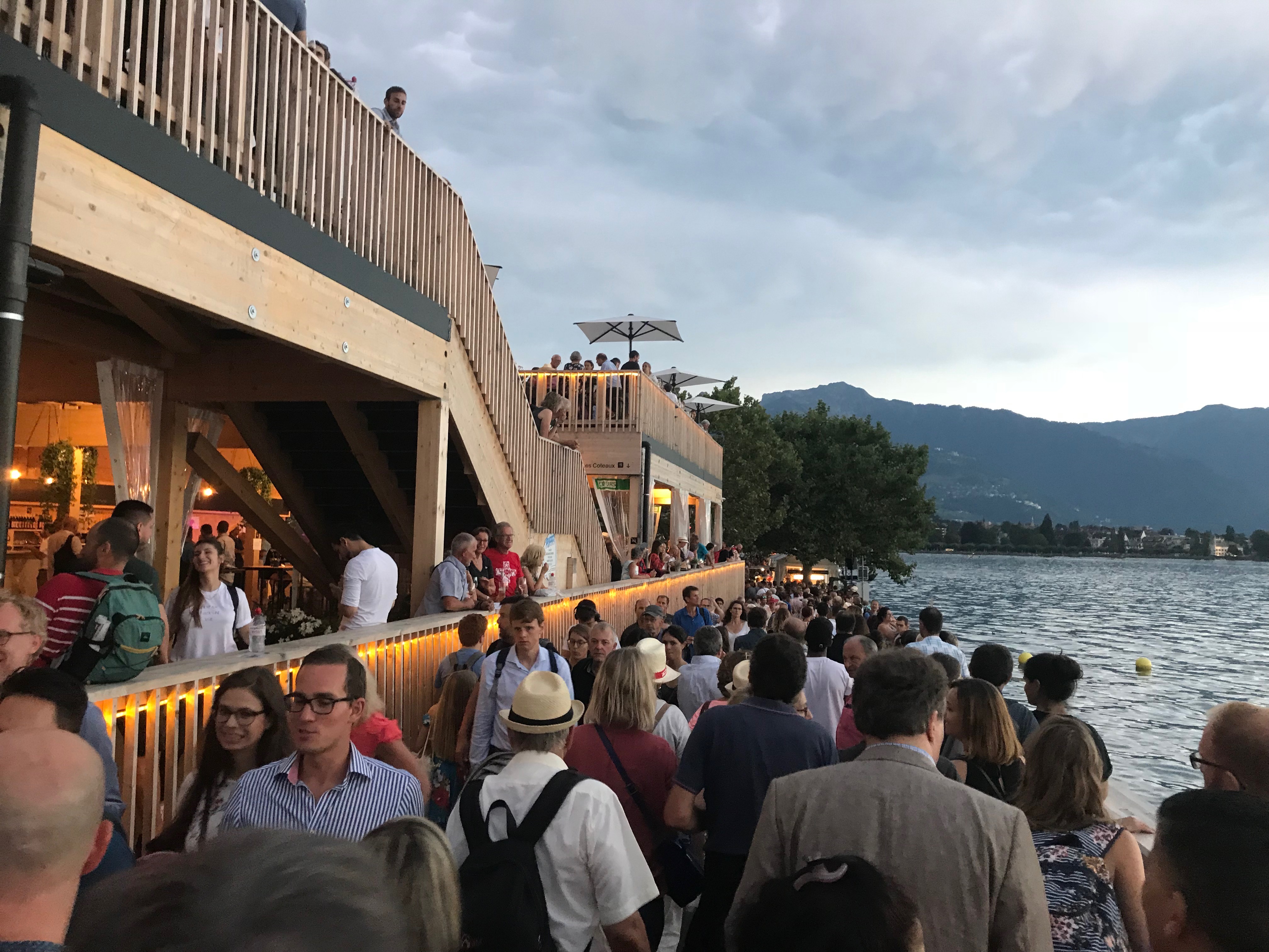 La passerelle piétonne permettaient aux visiteurs de poursuivre leur déambulation sur les quais de Vevey