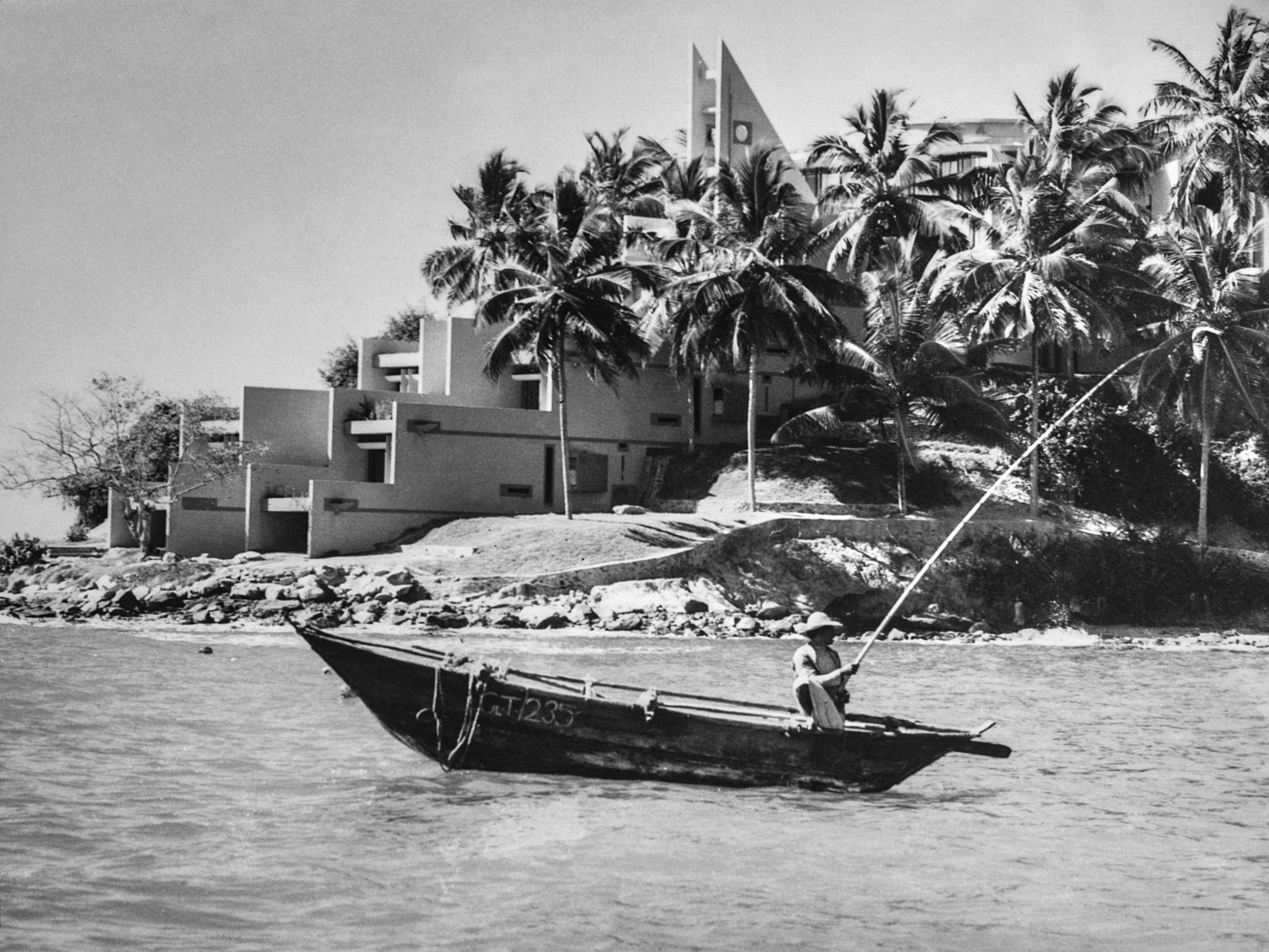 Tangalle Bay Hotel, Tangalle, Ceylon (Sri Lanka). 1969–72. Architects: Valentine Gunasekara (1931–2017) and Christopher de Saram (1939–2018). Engineer: Jayati Weerakoon (1928–2021). Exterior view from the water.