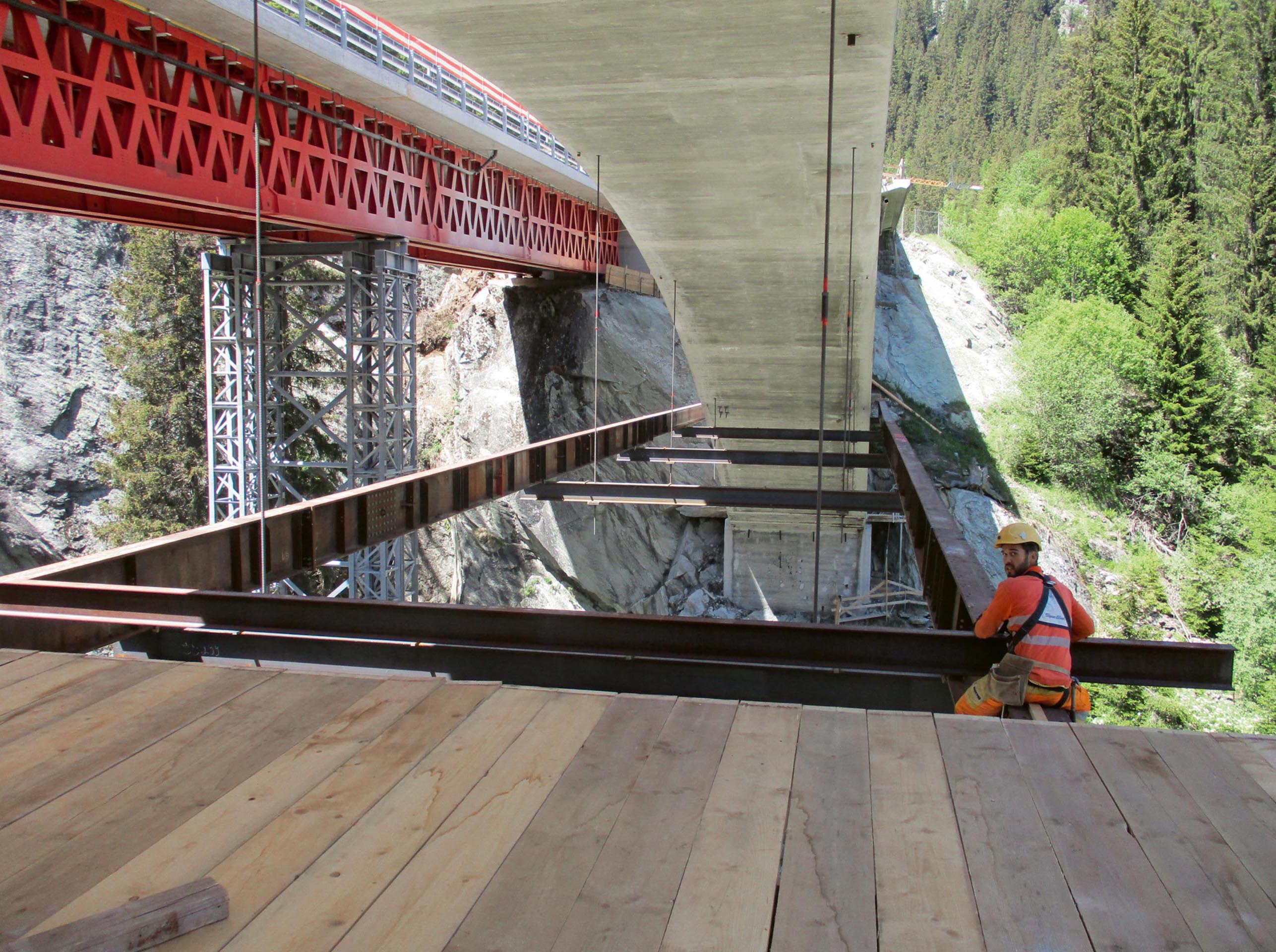 Arbeiten-Crestawaldbruecke-Instandsetzung-Ersatzneubau-Bogenbruecke-Christian-Menn-3.jpg