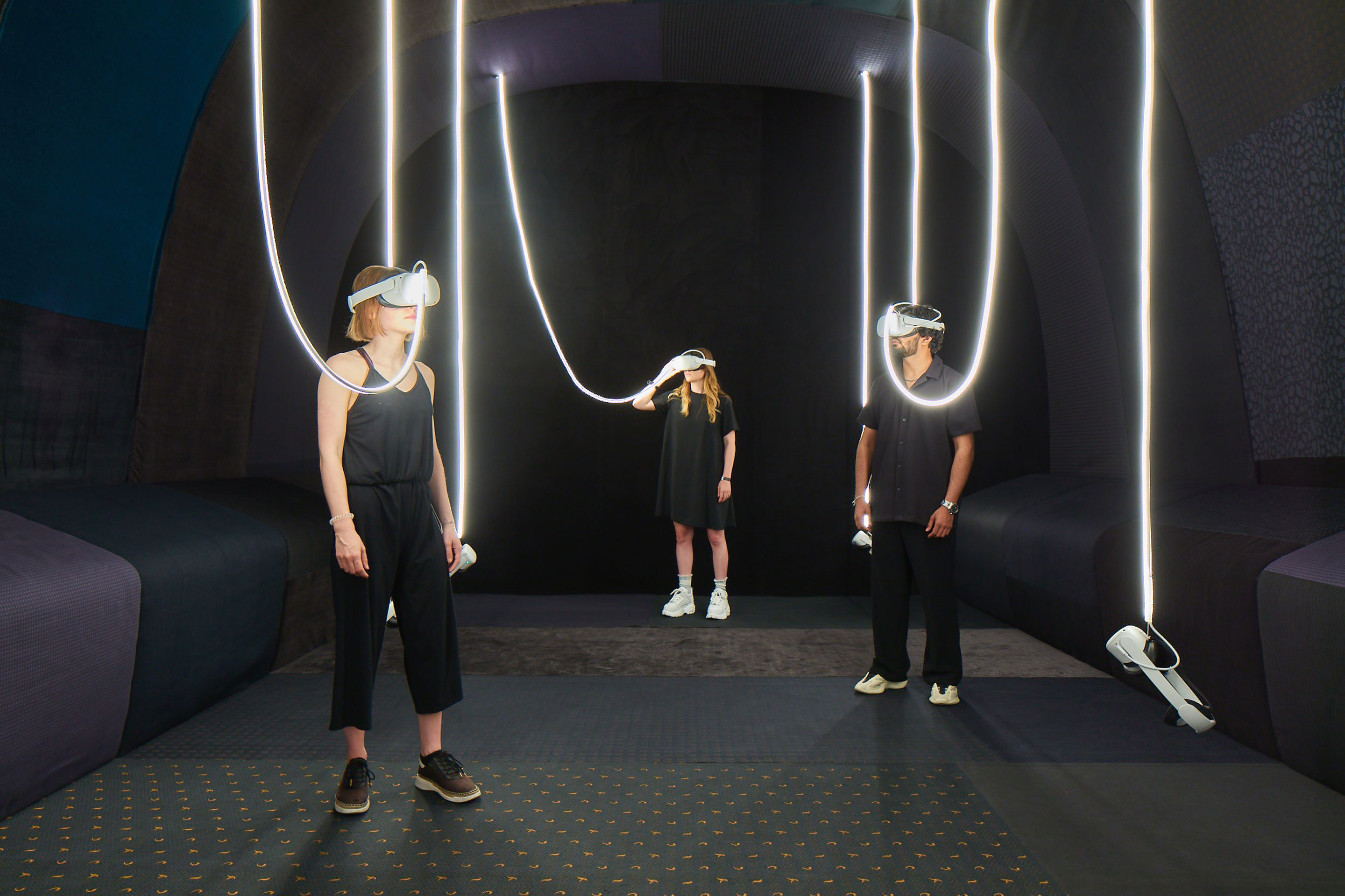 Die Studierenden des Masterstudiengangs Innenarchitektur der HEAD Genève präsentierten die Ausstellung «The Impossible Showroom»: Die Installation lässt Schweizer Möbelklassiker in eigens geschaffenen VR-Ausstellungsräumen auf neue Art erleben.