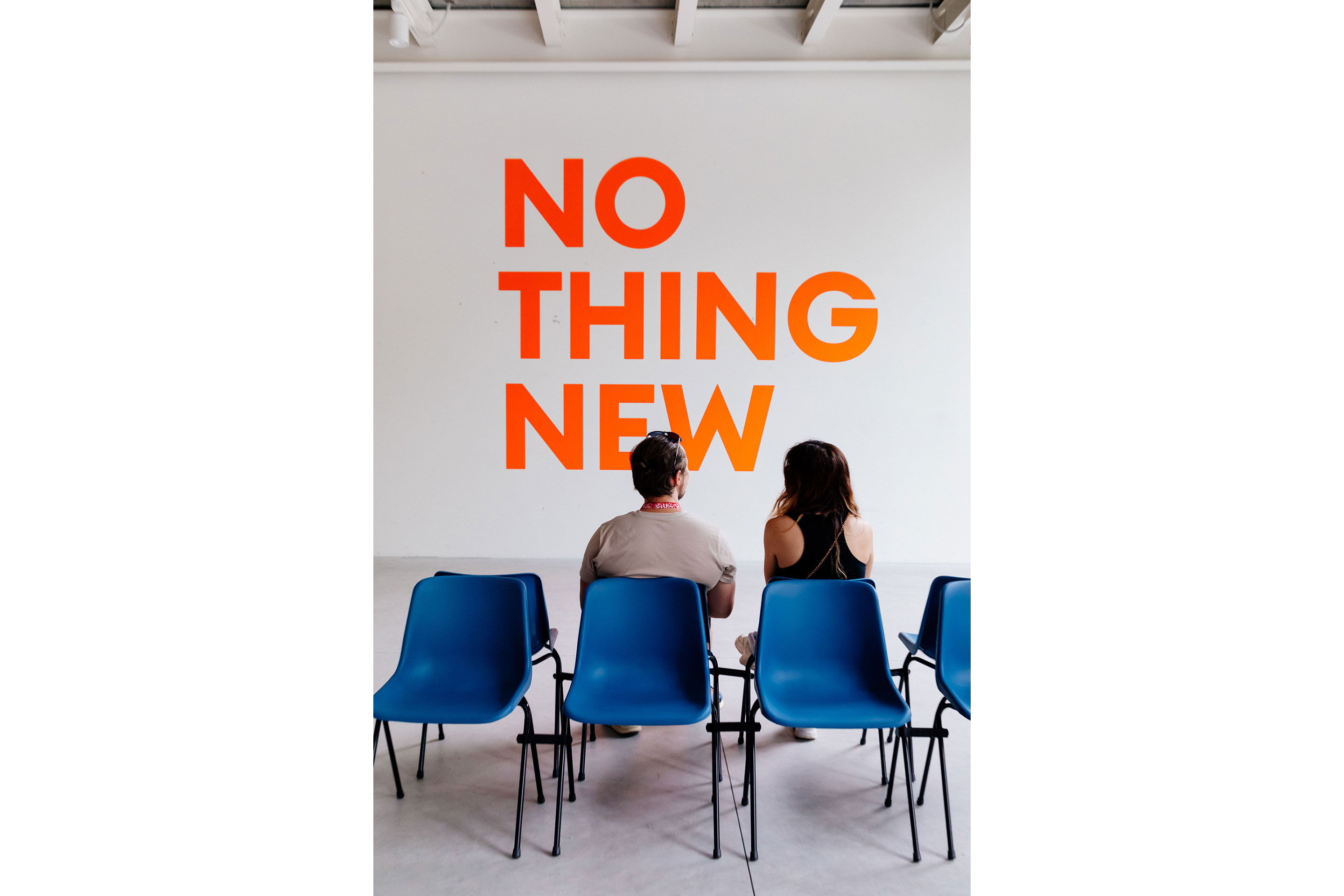 Dass «Degrowth» das Wort der Stunde ist, machte die HSLU auf radikale Weise deutlich: Auf der Wand leuchtete in grossen fluoreszierenden Lettern «No thing new»: Gezeigt wurde eben: nichts. Die Zusammenarbeit der drei Luzerner Studienbereiche Objektdesign, Spatial Design und Textildesign regte zum Innehalten an – und die Gedanken darüber an, welche Rolle und Verantwortung Hochschulen in diesem Diskurs übernehmen können.