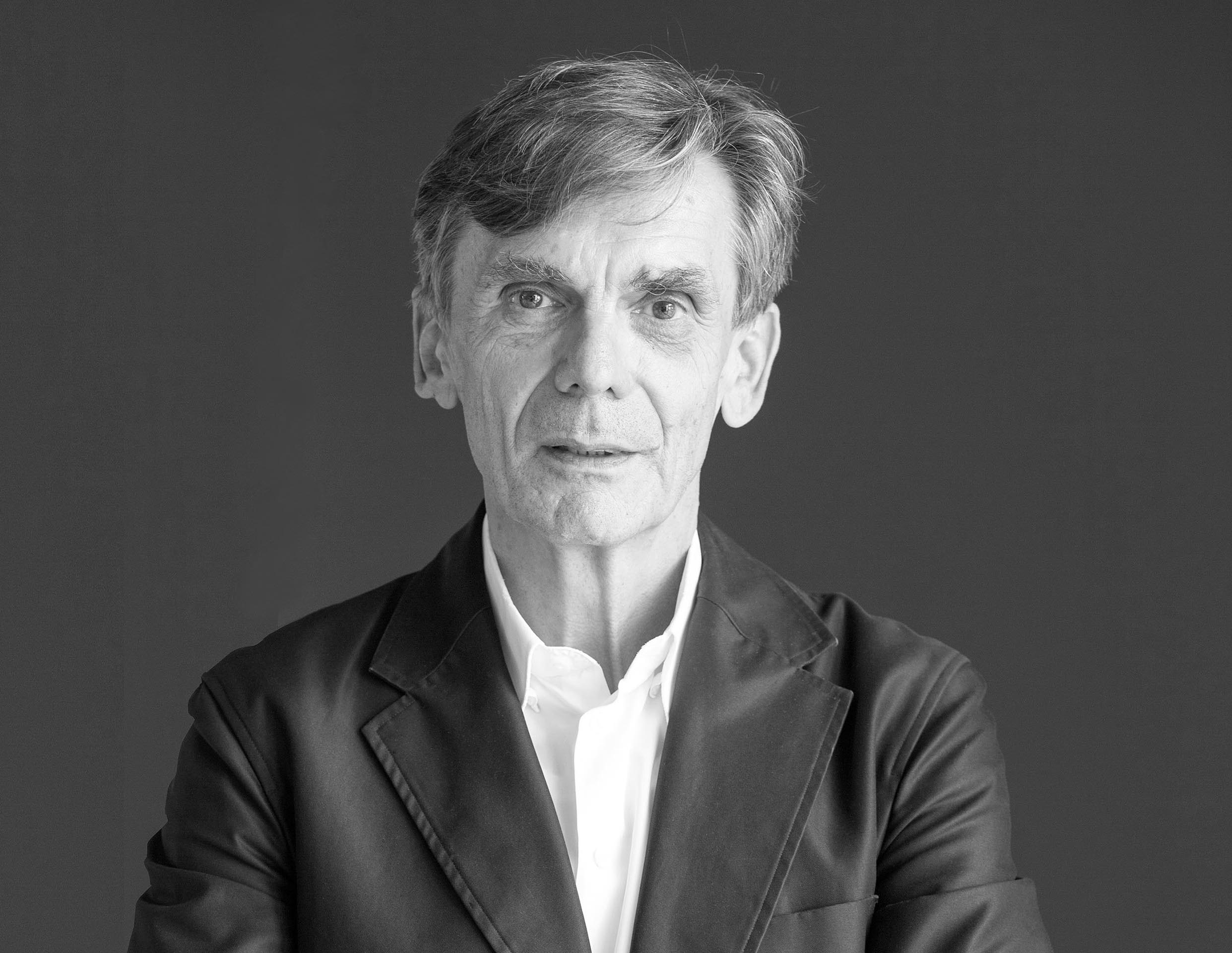 Matthias Sauerbruch war Projektleiter und Partner beim Office for Metro­politan Architecture in London, bevor er 1989 zusammen mit Louisa Hutton das Büro Sauerbruch Hutton gründete. Er ist Gründungsmitglied der Deutschen Gesellschaft für nachhaltiges Bauen, Honorary Fellow des American Institute of Architects und Mitglied (zurzeit auch Direktor) der Sektion Baukunst der Akademie der Künste, Berlin.