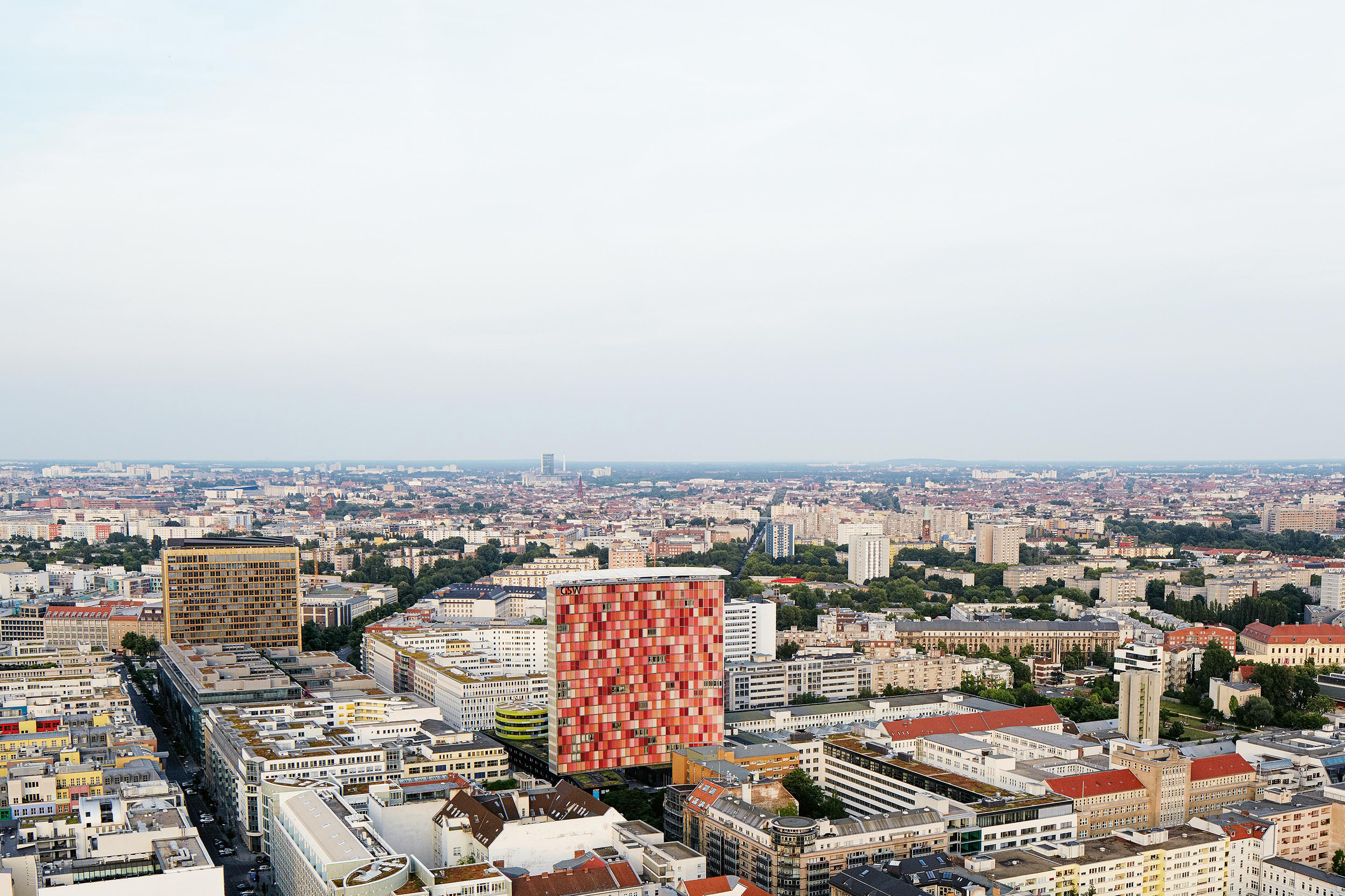 Das erweiterte und sanierte GSW-Hochhaus in Berlin prägt mit seiner verspielten Fassade die Skyline, erregte aber auch als Niedrig­energiehaus Aufsehen. Das erste grosse Projekt von Sauerbruch Hutton erhielt diverse, auch internationale Architekturpreise. Dennoch planen die heutigen Eigentümer, das spezifisch für das Gebäude entworfene Verschattungssystem mit einem Universalprodukt zu ersetzen. Gegen diese «grobe Entstellung» wehren sich Sauerbruch Hutton zurzeit mit einer Petition.