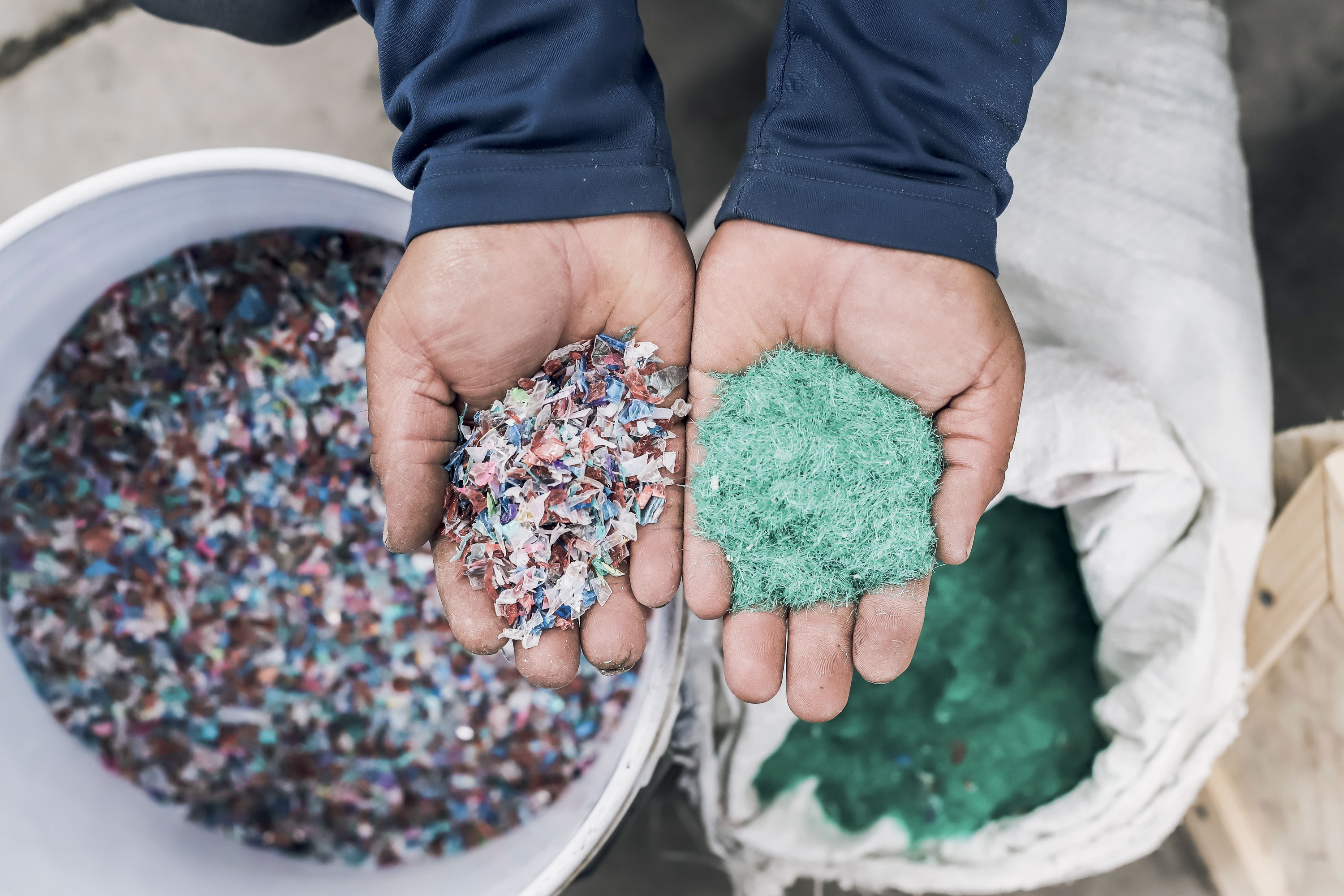 Le cycle de transformation des déchets plastiques en sol polymère