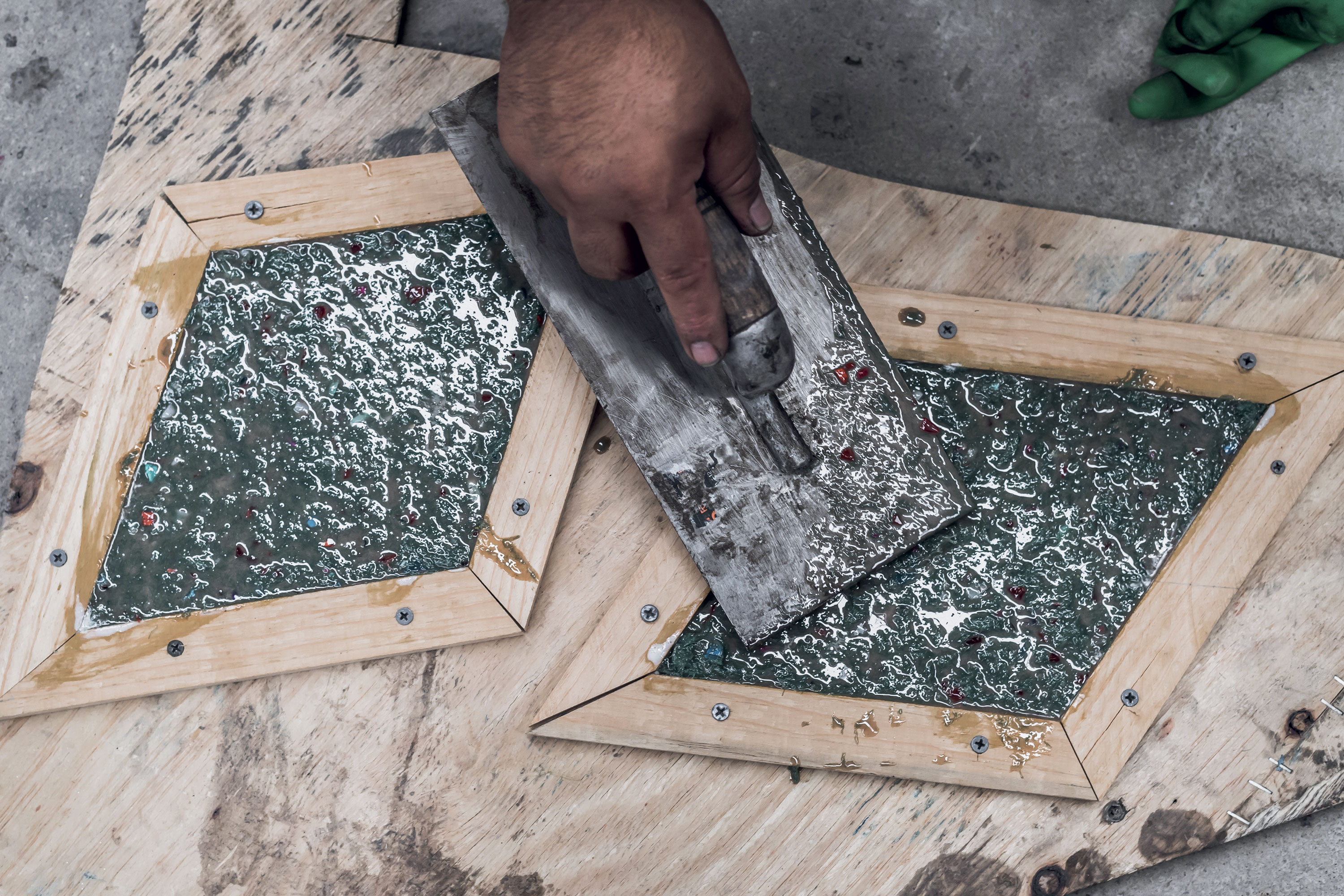 Le cycle de transformation des déchets plastiques en sol polymère