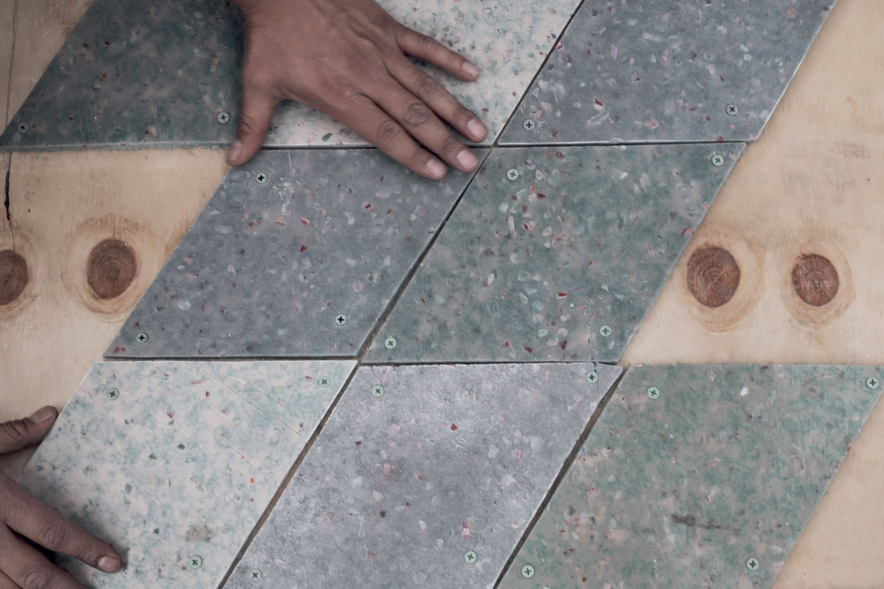 Le cycle de transformation des déchets plastiques en sol polymère