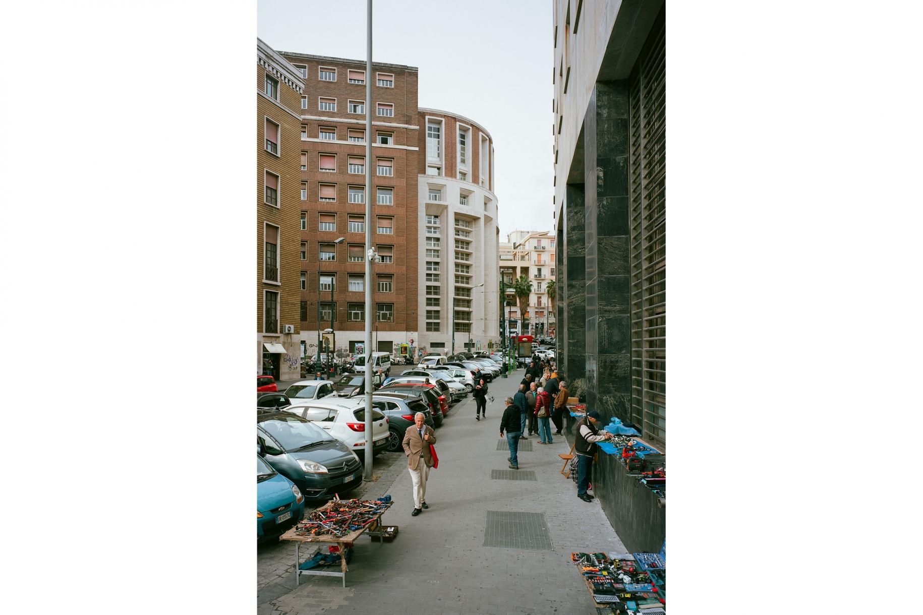 Siège principal des Uffici Finanziari e Avvocatura di Stato (bureaux financiers et du procureur d’État). 1935– 1937. Le bâtiment se trouve en haut de la Via Armando Diaz, l’arrière donne sur la Via Cesare Battisti. Le bâtiment possède donc deux façades principales. Architecture: Marcello Canino.