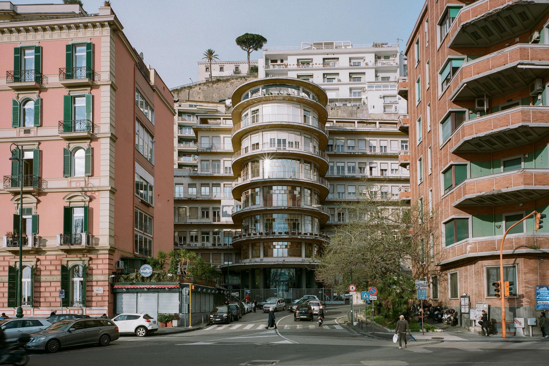 Clinica Mediterranea sur la Via Orazio.1940–1952. La construction rectangulaire et allongée est précédée d’un remarquable encorbellement de sept étages, là où la vue sur la mer est dégagée par la Via Orazio. Architecture: Sirio Giametta. Le bâtiment a été rénové en 2007 par l’architecte Cherubino Gambardella.
