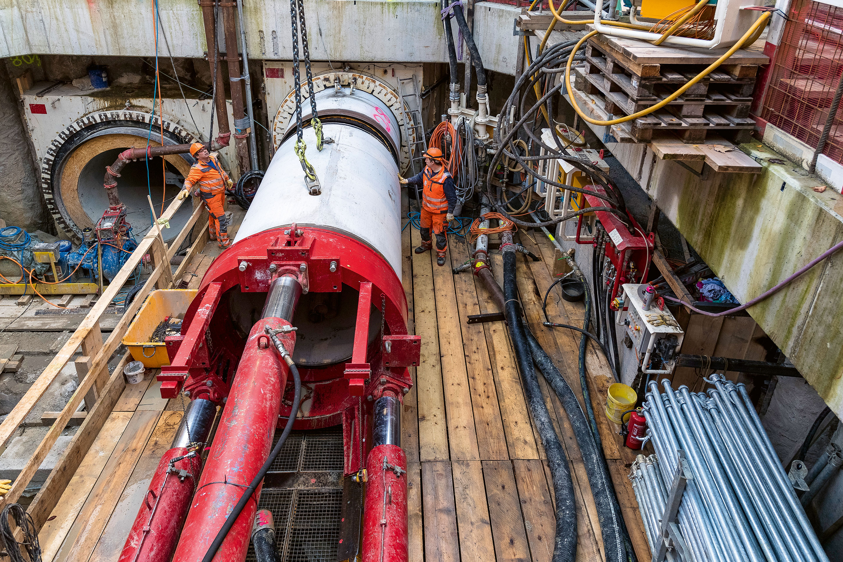 Lavori di trivellazione delle condotte di collegamento in direzione della città, macchina e sistema di perforazione per microtunnelling.