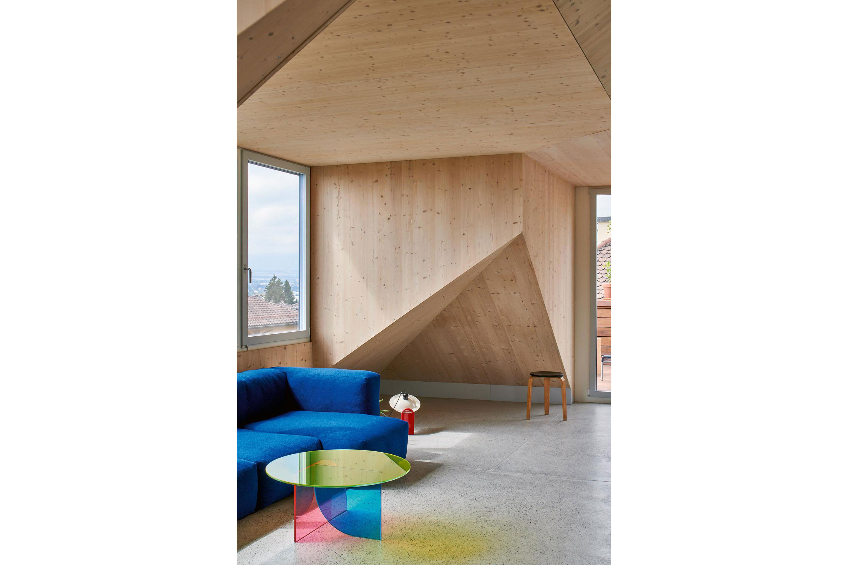 In Nr. 3 wurde ein deutlicherer Eingriff in das Mansardendach vorgenommen, in dem sich das Wohnzimmer und die Küche einer der Wohnungen befinden. Um mehr Wohnfläche zu gewinnen, wurde das Dach mit vier grossen Oberlichtern versehen, die einen 360-Grad-Blick auf den Genfer-see und die Stadt bieten.