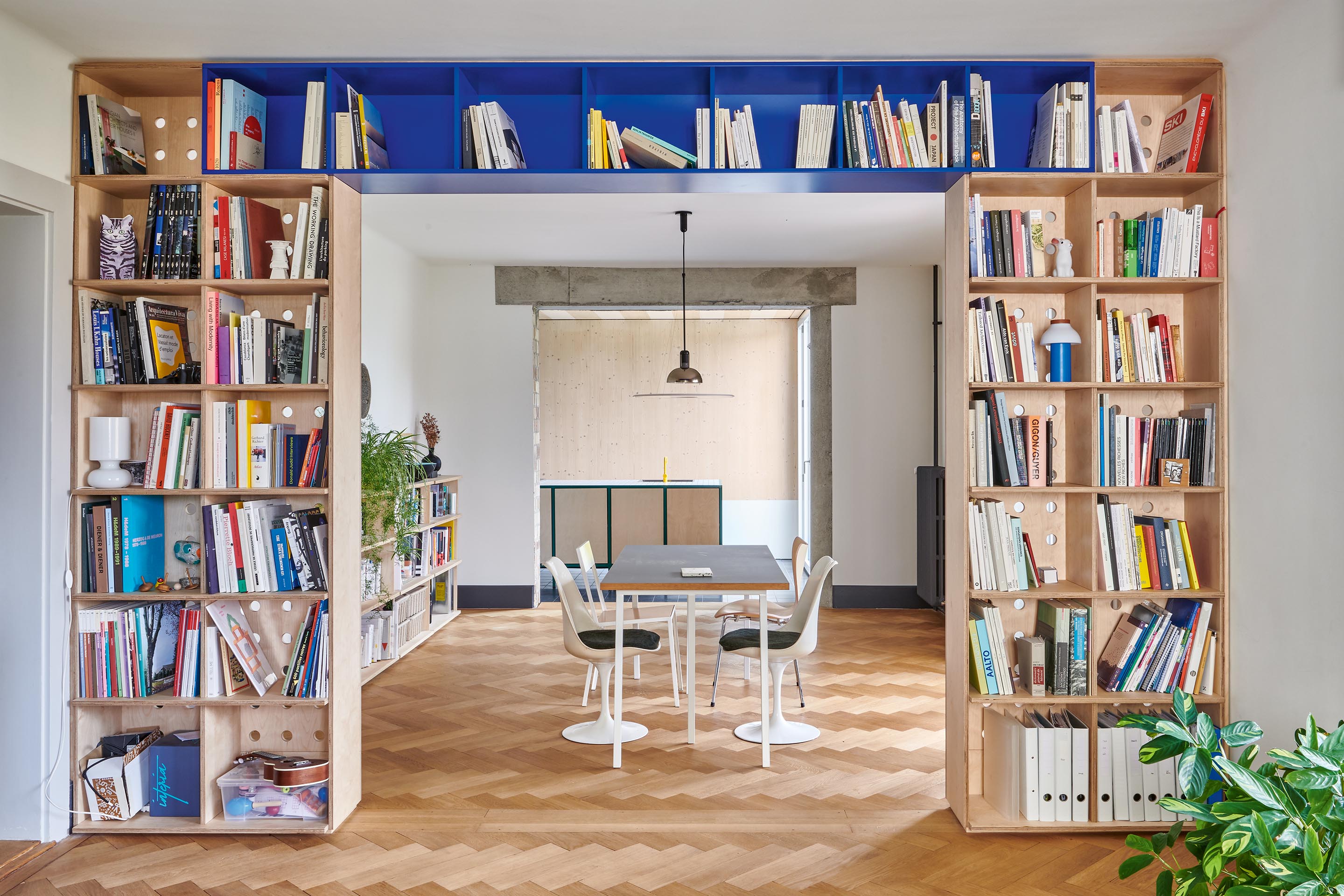 Die Architekten haben einen Grossteil der Möbel entworfen, die nun Teil der Architektur sind.