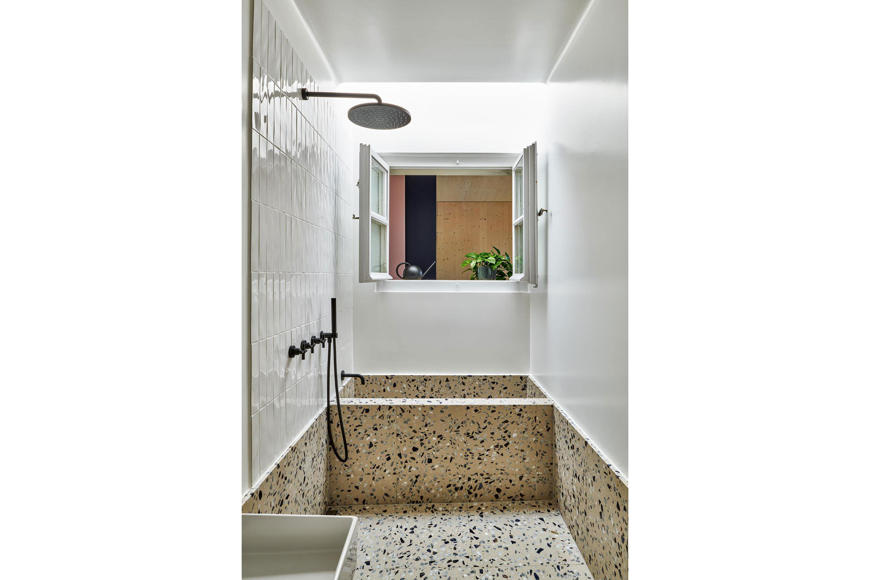 Das japanisch inspirierte Badezimmer in einer der Wohnungen.