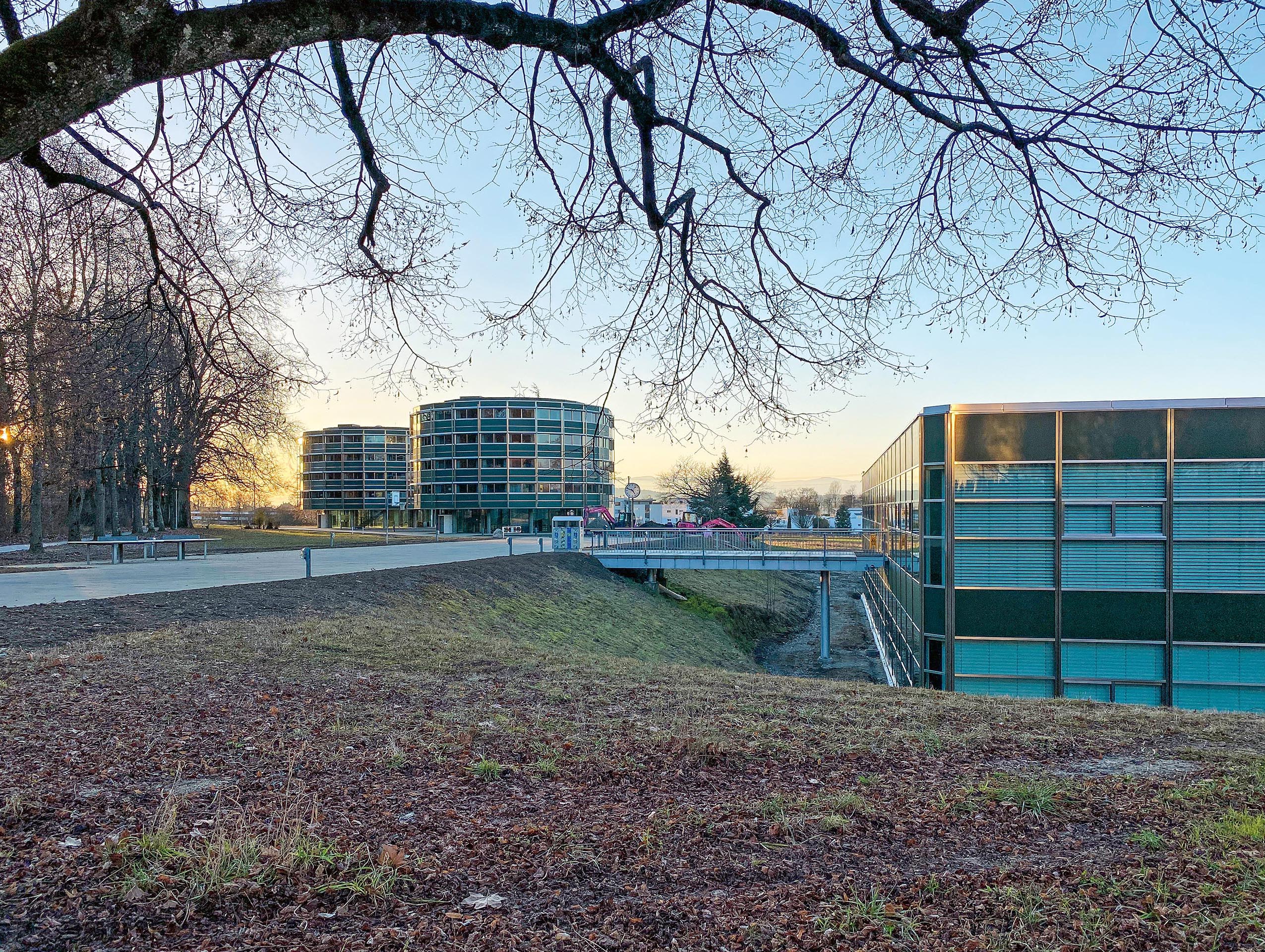Le Centre Löwenberg après l’achèvement de la rénovation. À gauche, les deux tours d’habitation, à droite le bâtiment de formation. Le pavillon du restaurant n’est pas sur la photo.