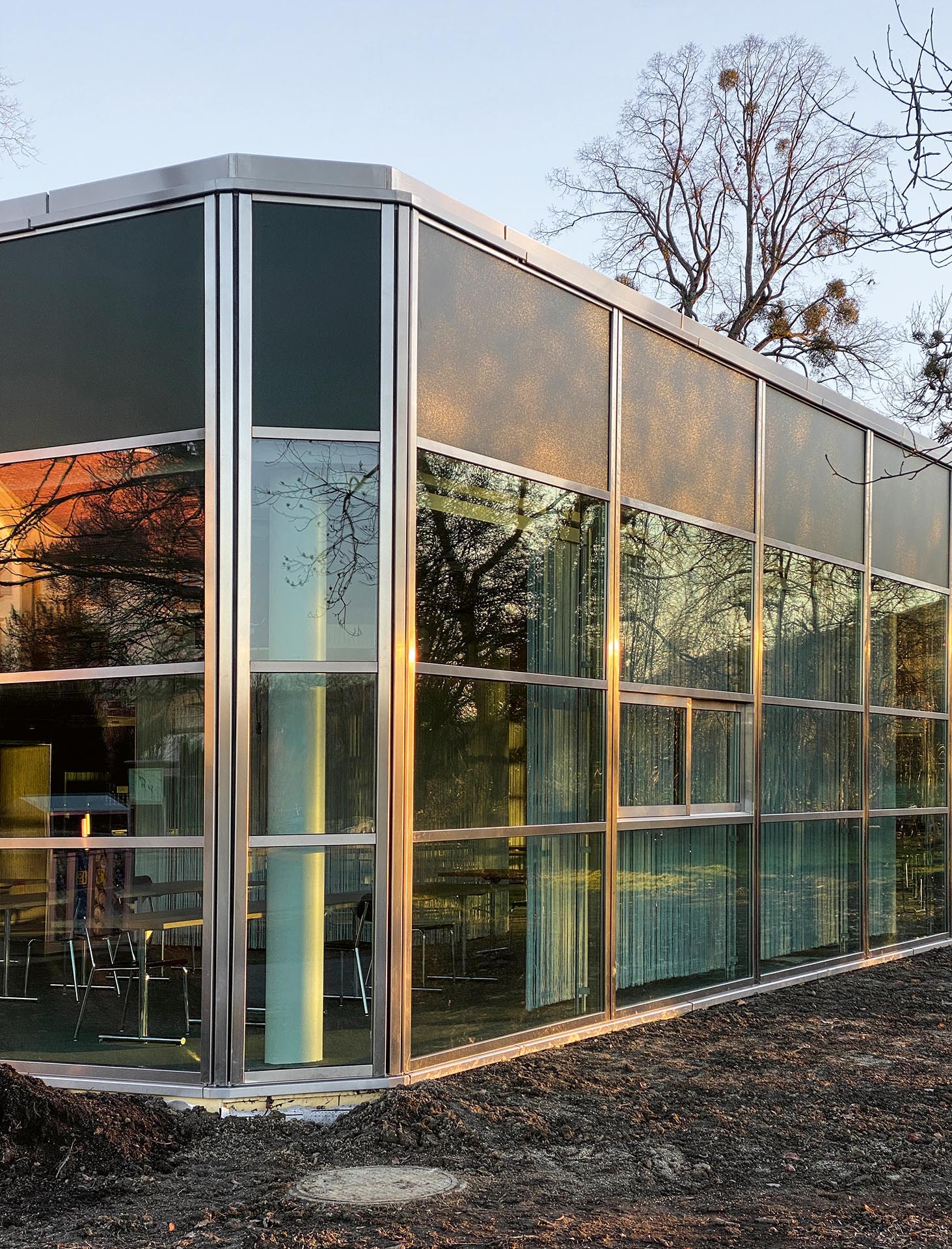 L’un des angles caractéristiques du bâtiment, coupé à 45°; ici, celui du restaurant.
