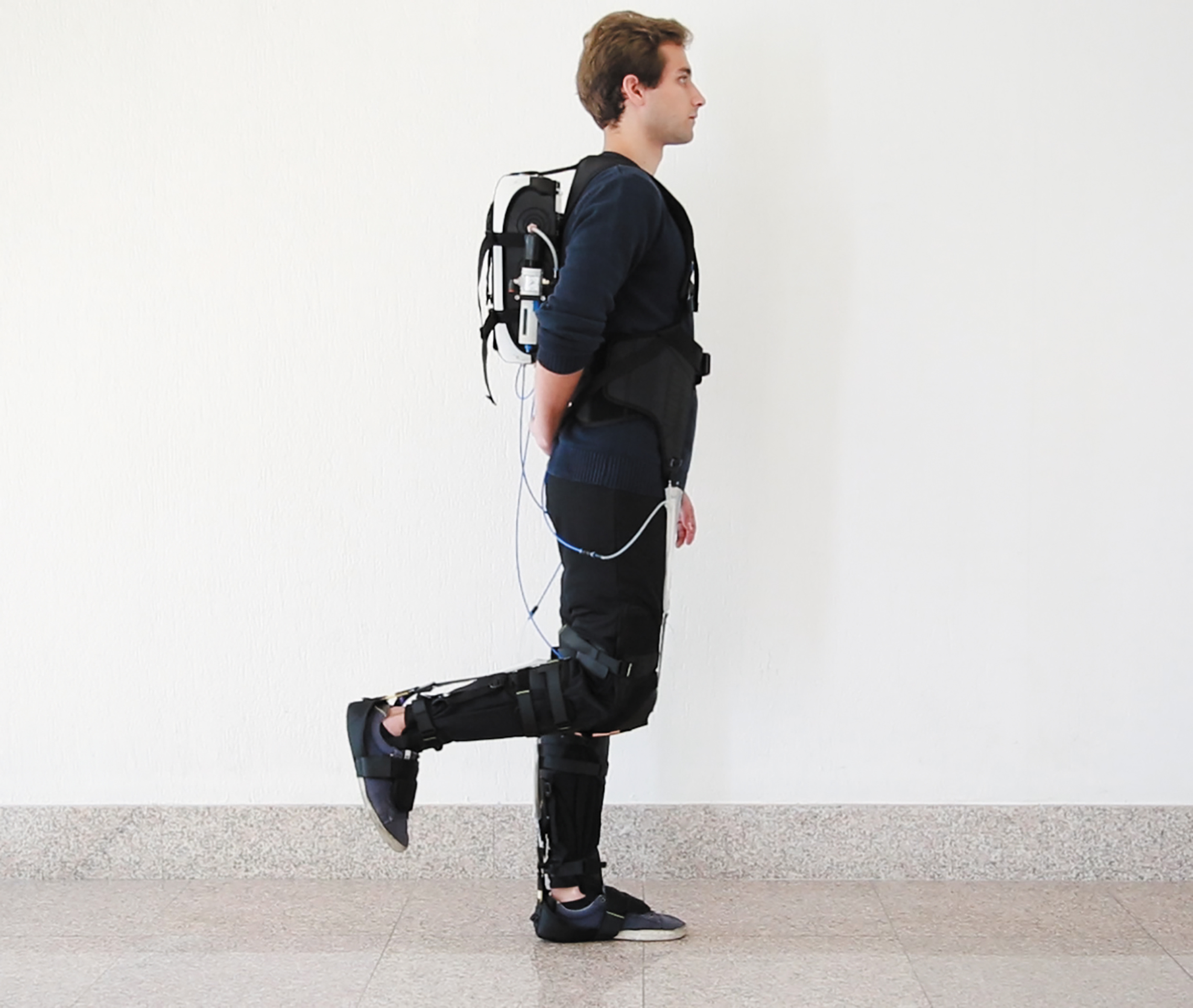 XOSoft, Design: IIT – Fondazione Istituto Italiano di Tecnologia, University of Limerick (Saxion University of Applied Sciences), attrezzatura medica che supporta il movimento naturale del corpo per chi sta perdendo la mobilità. Compasso d’Oro 2022.