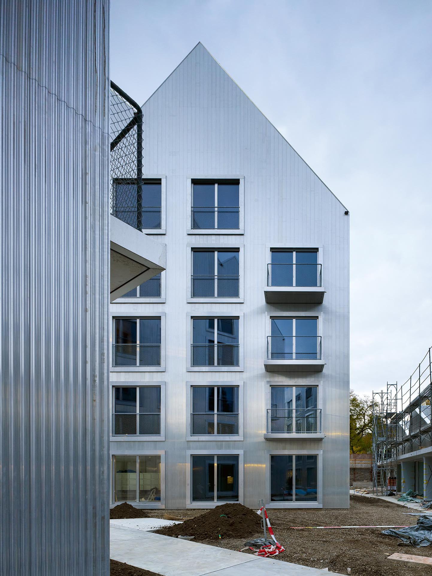 Immeubles résidentiels au numéro 43 de la Hardstrasse, à Bâle , architecture de Müller &amp; Maranta: la façade et la toiture de ces trois constructions ­nouvelles possèdent le même système de profilés en aluminium, développé spécialement pour le projet.