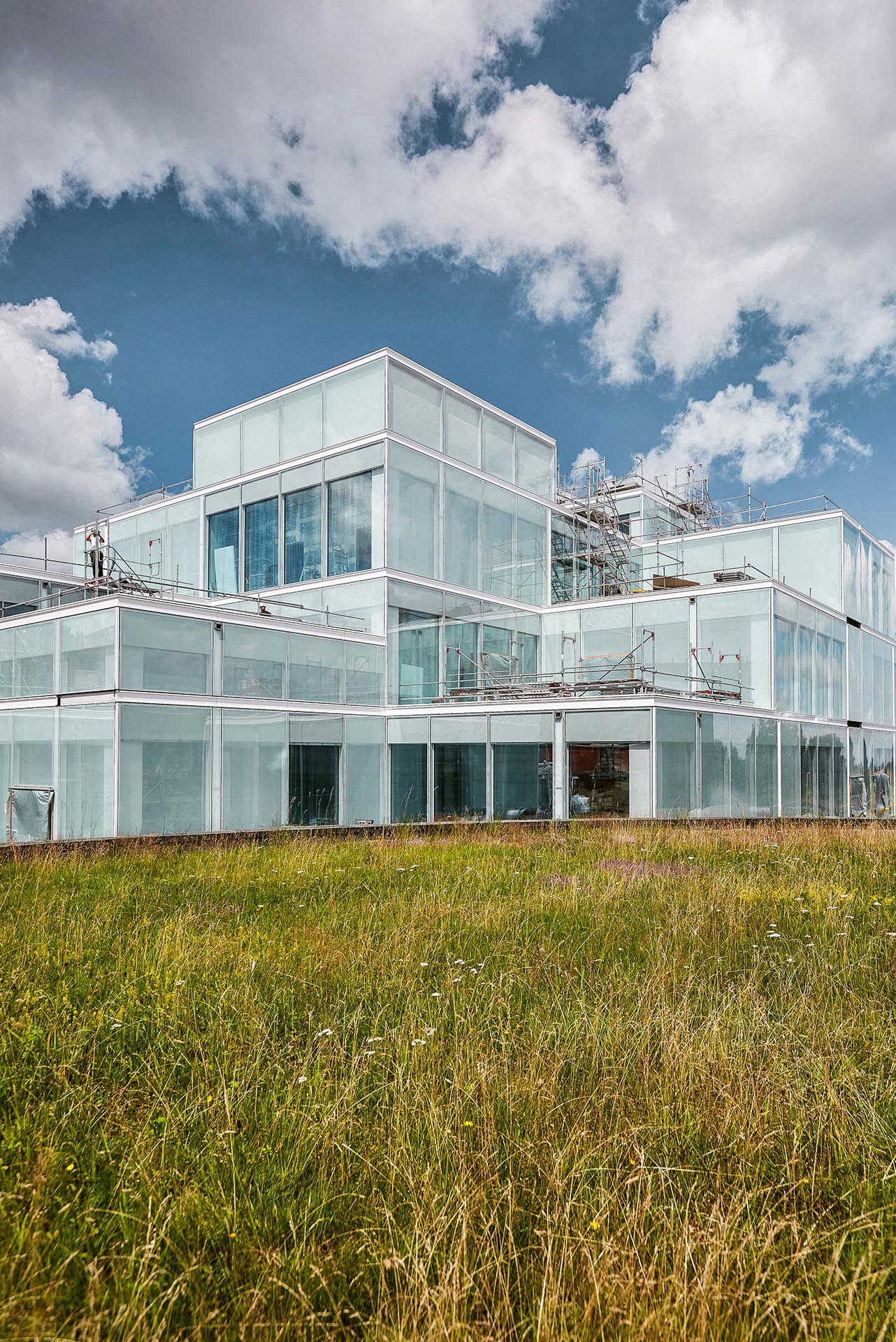 Nouveau bâtiment Square de l’Université de Saint-Gall, architecture de Sou Fujimoto : les 448 éléments de façade (façade double peau fermée avec stores  à lamelles intérieurs) sont directement reliés entre eux, ont été préfabriqués et n’ont permis aucune tolérance en raison du montage sans allège.