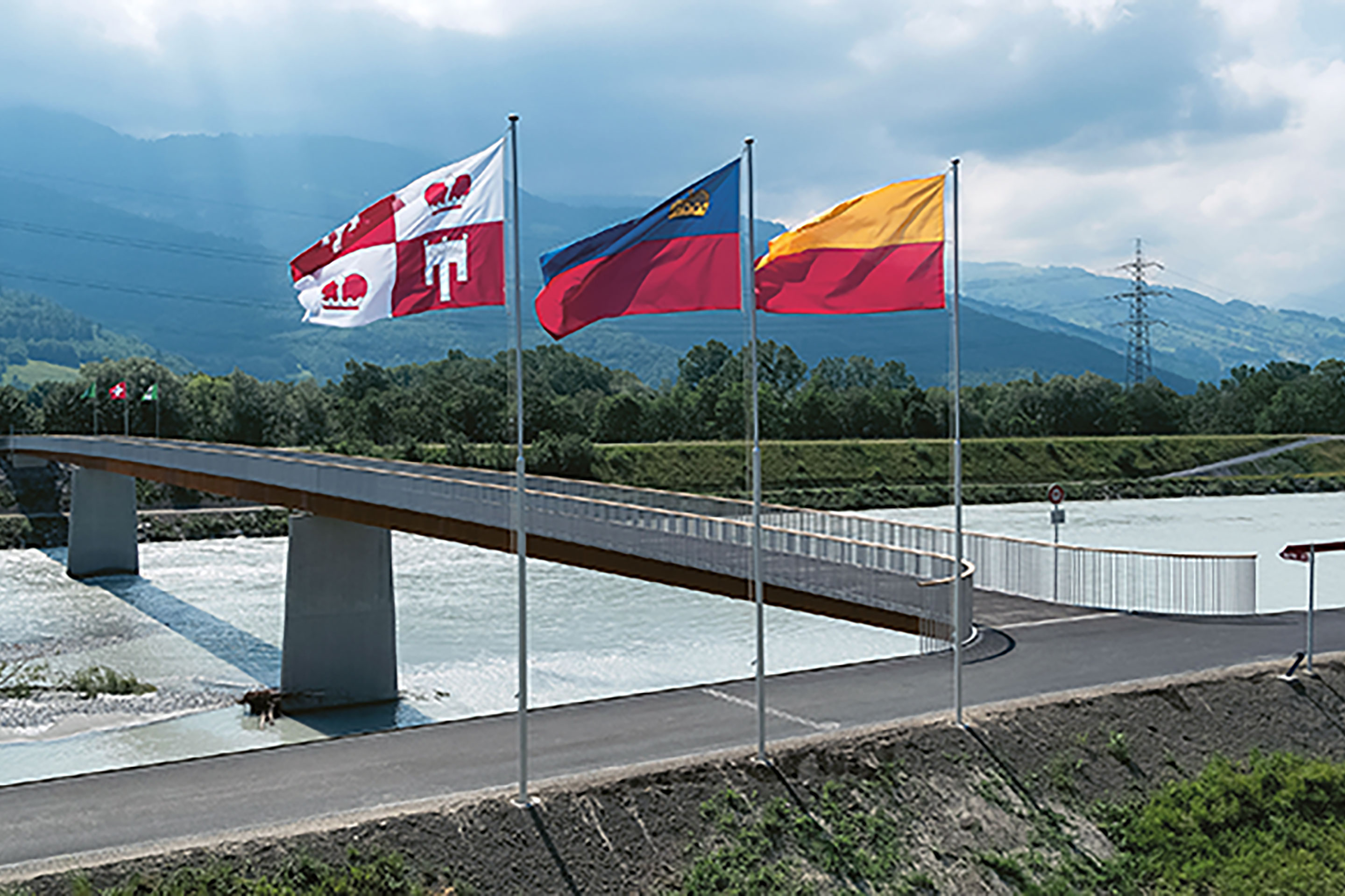 Langsamverkehrsbruecke-Fahnen