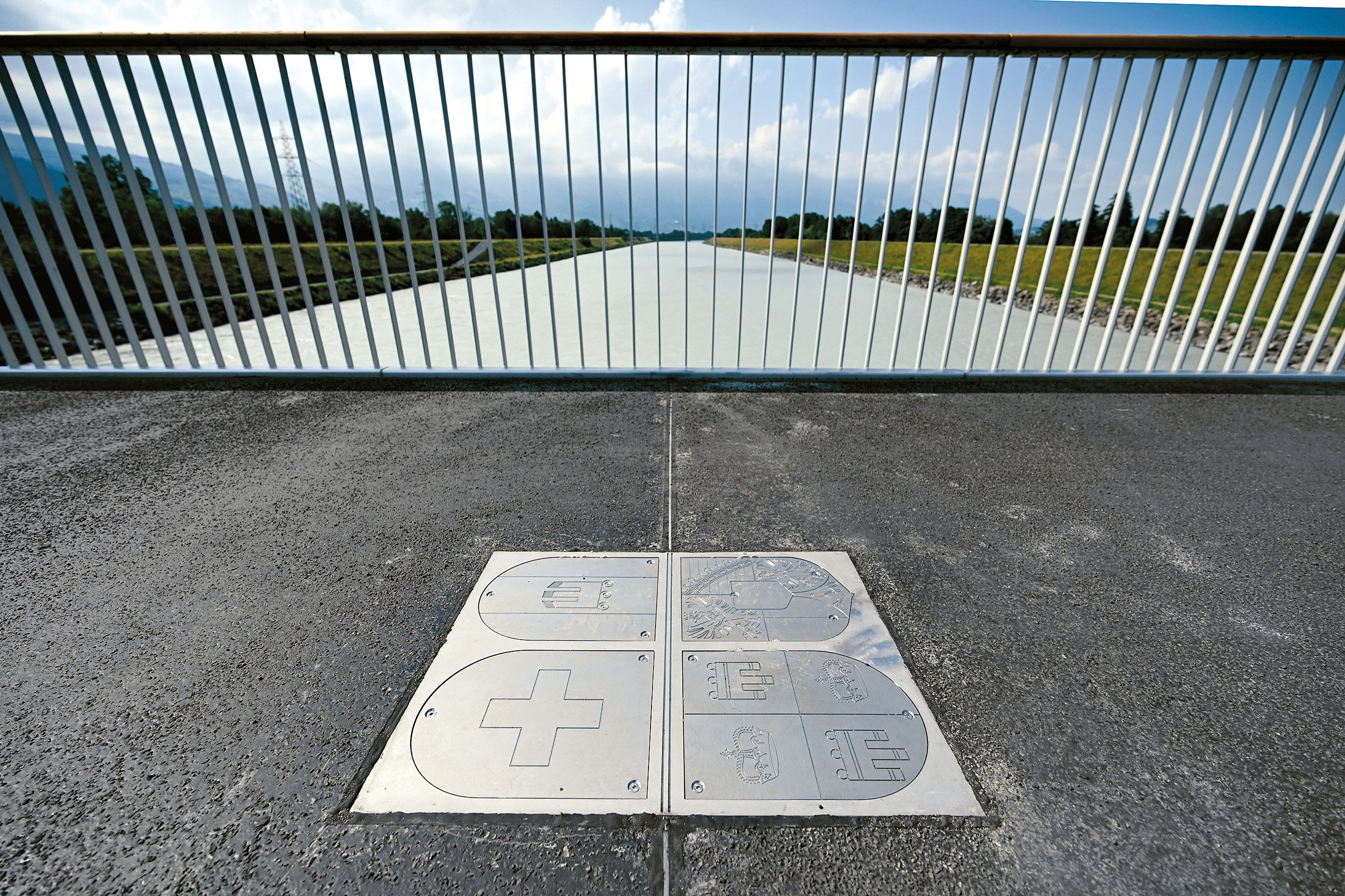 Grenze auf der Langsamverkehrsbrücke Buchs