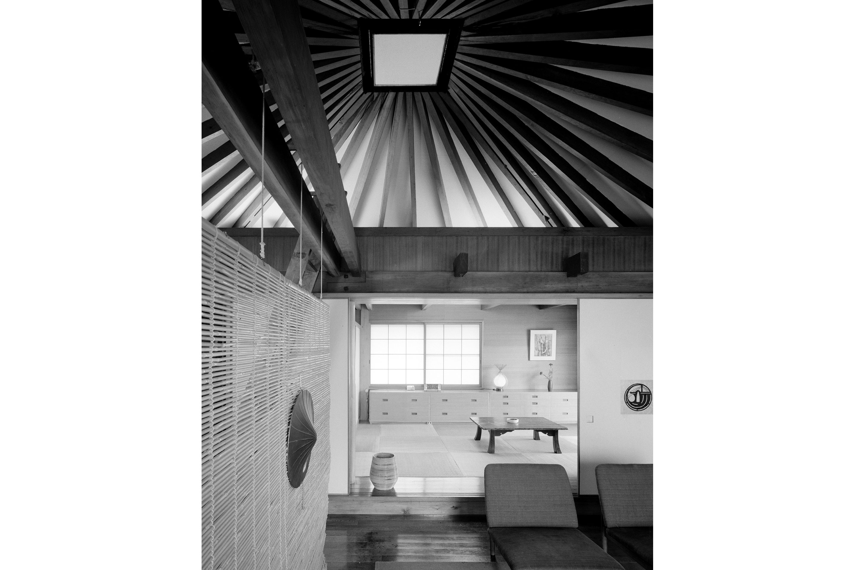 Umbrella House, Tokio, ca. 1963/1964. Pyramidenförmige Dächer waren bislang allein in Tempelanlagen zu finden. Im Umbrella House hat Shinohara diese Dachform verwendet, um den kleinen Raum mit 4 Metern Höhe grösser erscheinen zu lassen.