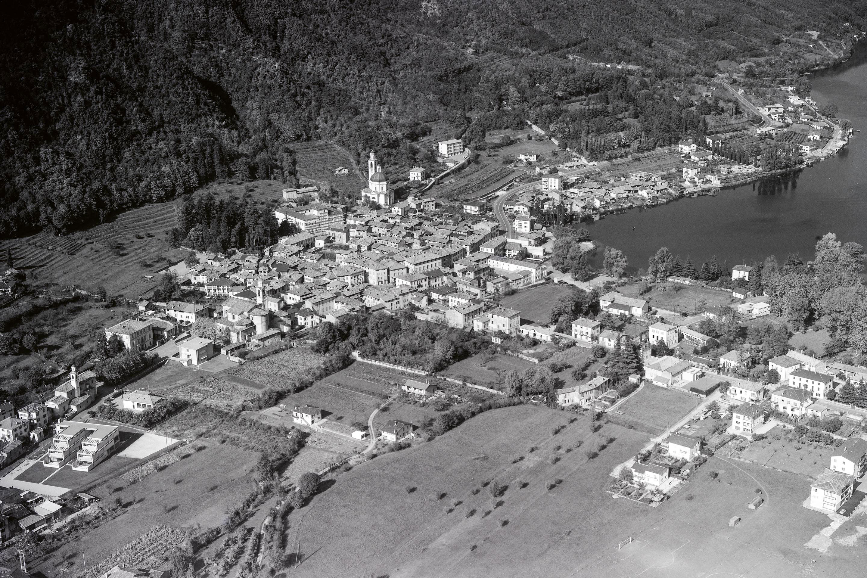 Veduta area di Riva San Vitale e della prima tappa delle Scuole elementari e maggiori, 20 ottobre 1964.