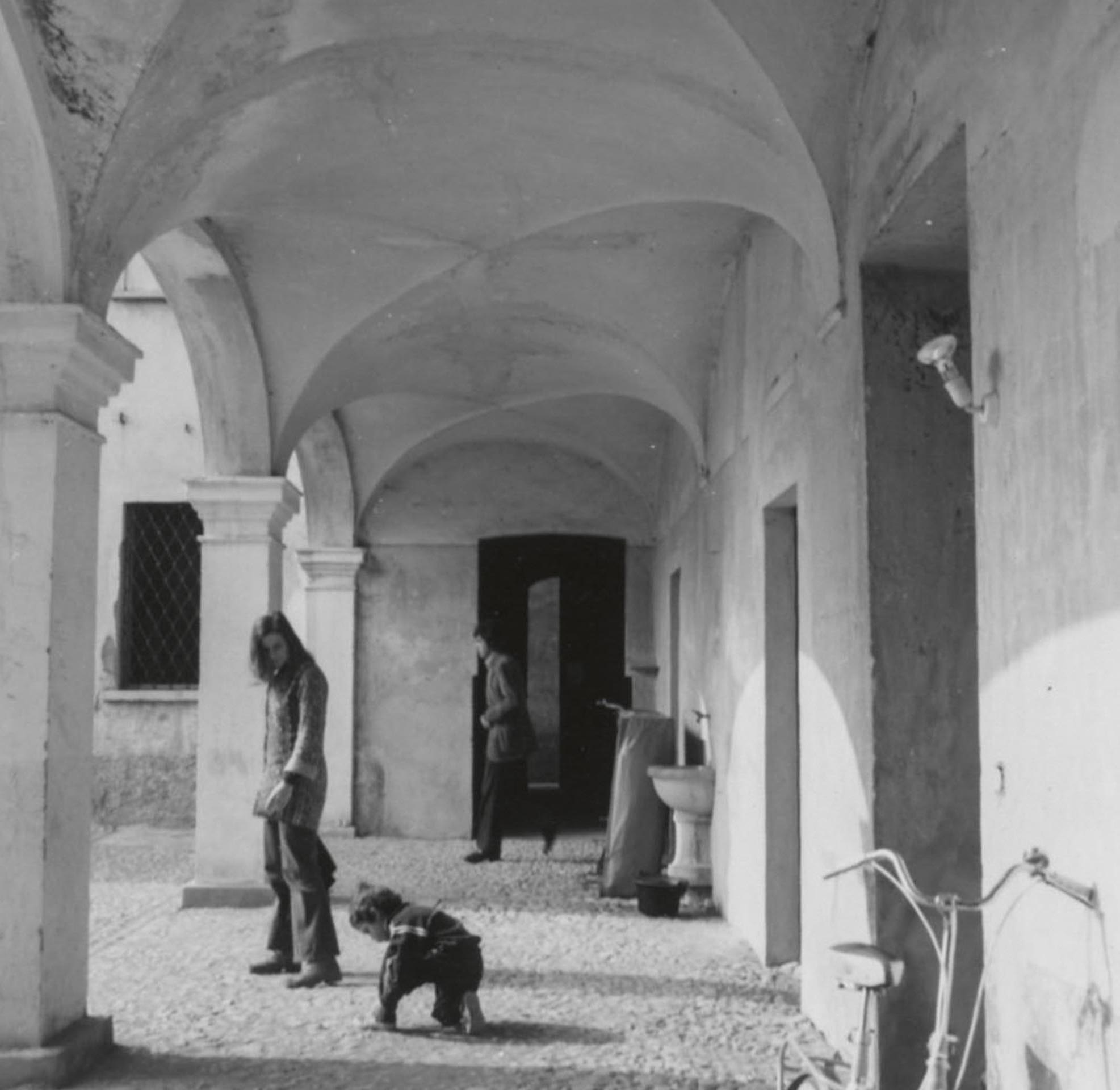 Ivano Gianola che esce da casa sua e Judy Danciger (moglie di Franco Beltrametti) con il figlio Giona.