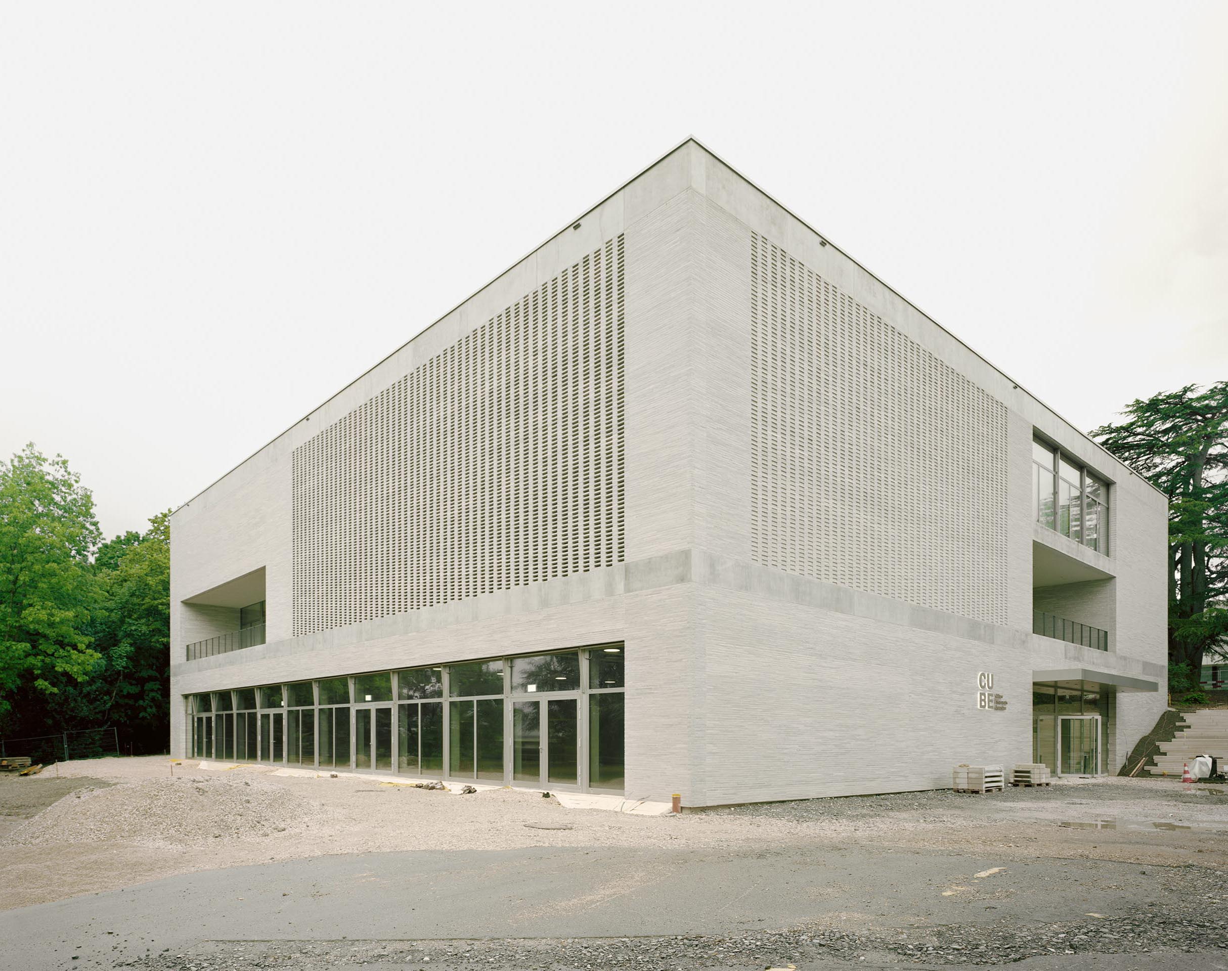 Vue de la façade, depuis l’avenue des Pâquis. La ressemblance avec le render du concours est frappante, mais le bâtiment a perdu en expressivité.