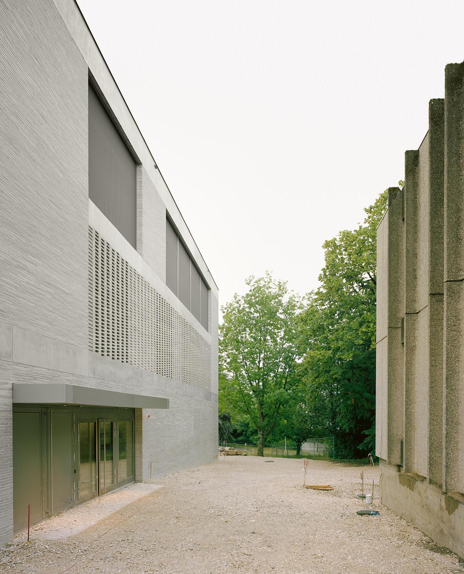 La relation du nouveau bâtiment avec l’expression minérale des volumes pré-existants sur le site de Beausobre.