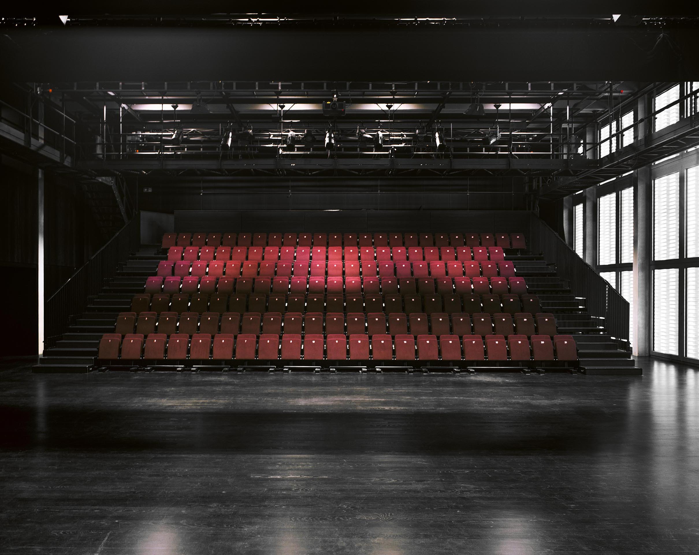 Vue des gradins de la salle multi-fonction.