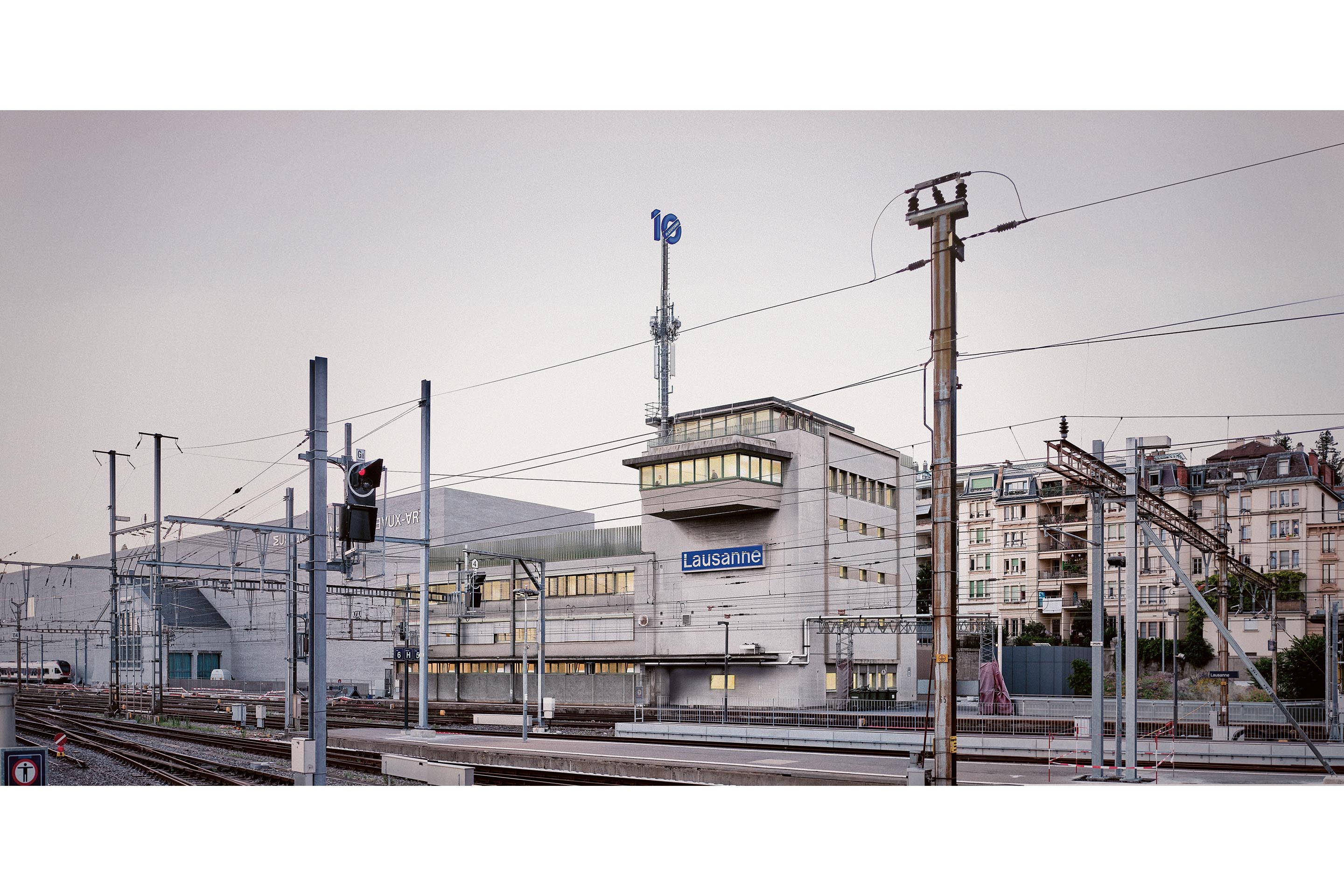 Depuis les rails, Kenny (1er prix) est à peine visible : le toit dépasse de la silhouette du poste directeur, dont les fascinants volumes seraient utilisés par des ateliers et des espaces d’exposition.