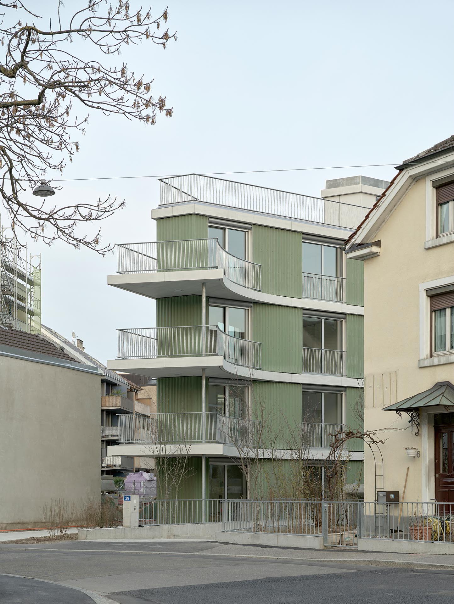Come una creatura amichevole e curiosa, il nuovo edificio fa capolino dall’isolato preesistente.